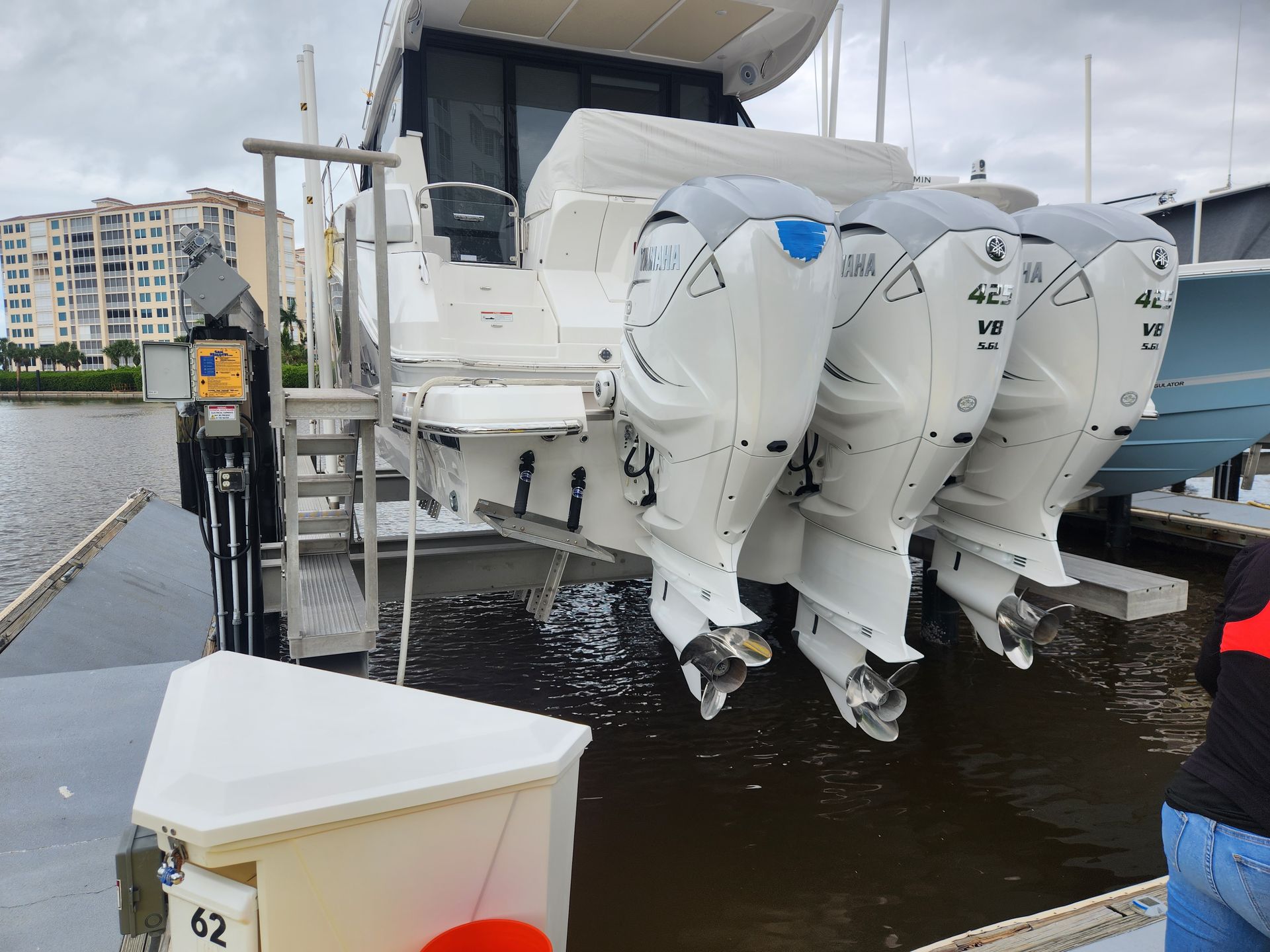 Yamaha V8 5.6L 425HP outboard