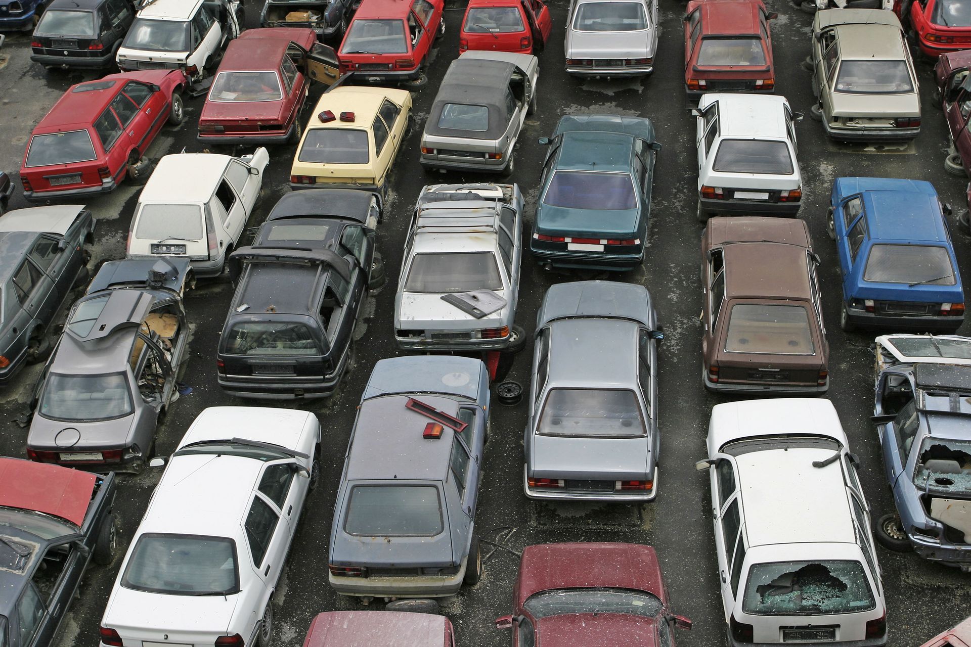 The Benefits of Selling Your Old Car to a Recycling Yard