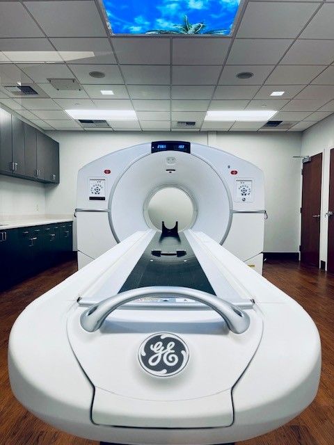 A ge ct scan machine is sitting in a room