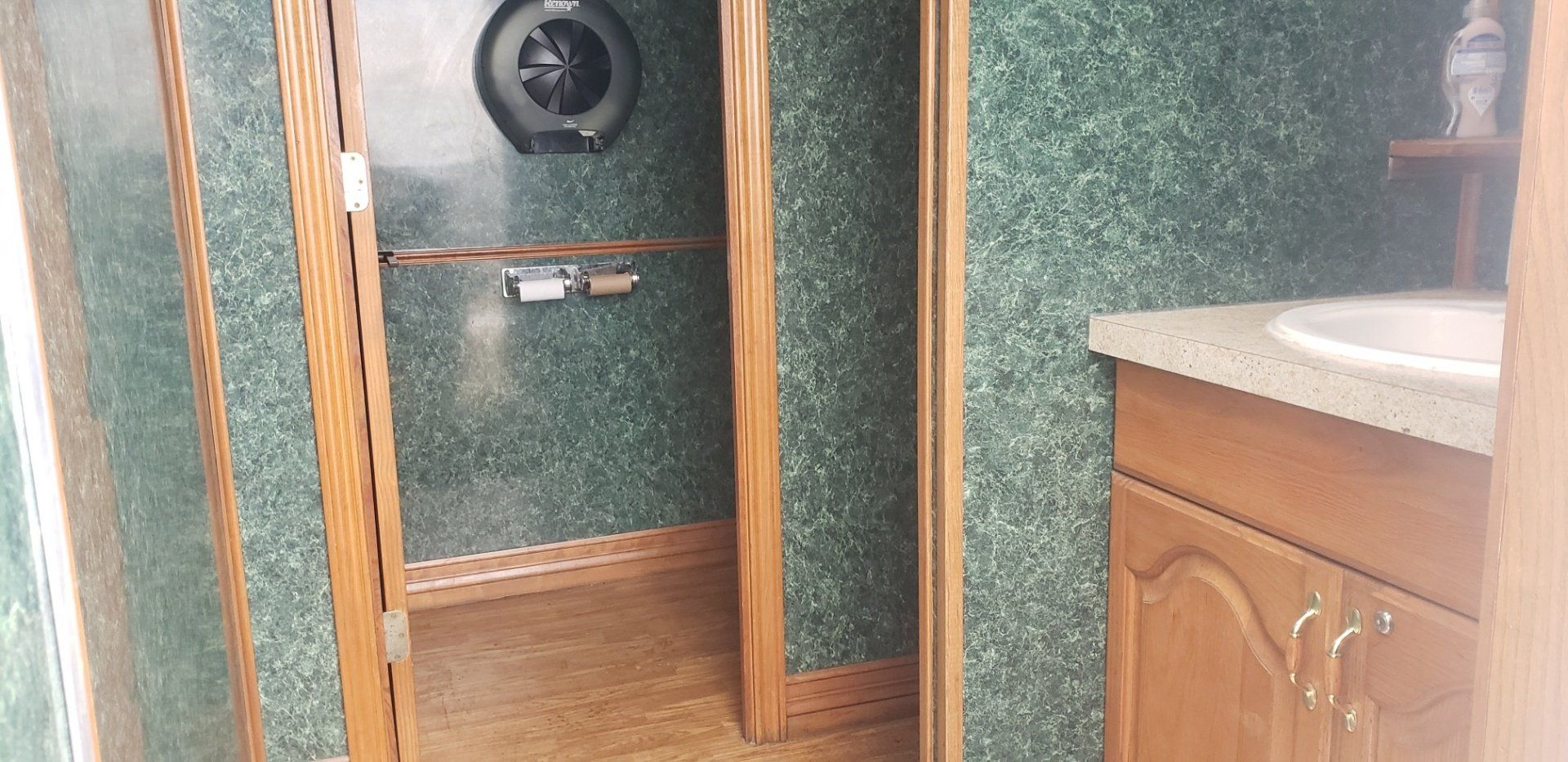 Toilet Trailer Rental Luxury Restroom Trailer Rental Rockford, IL