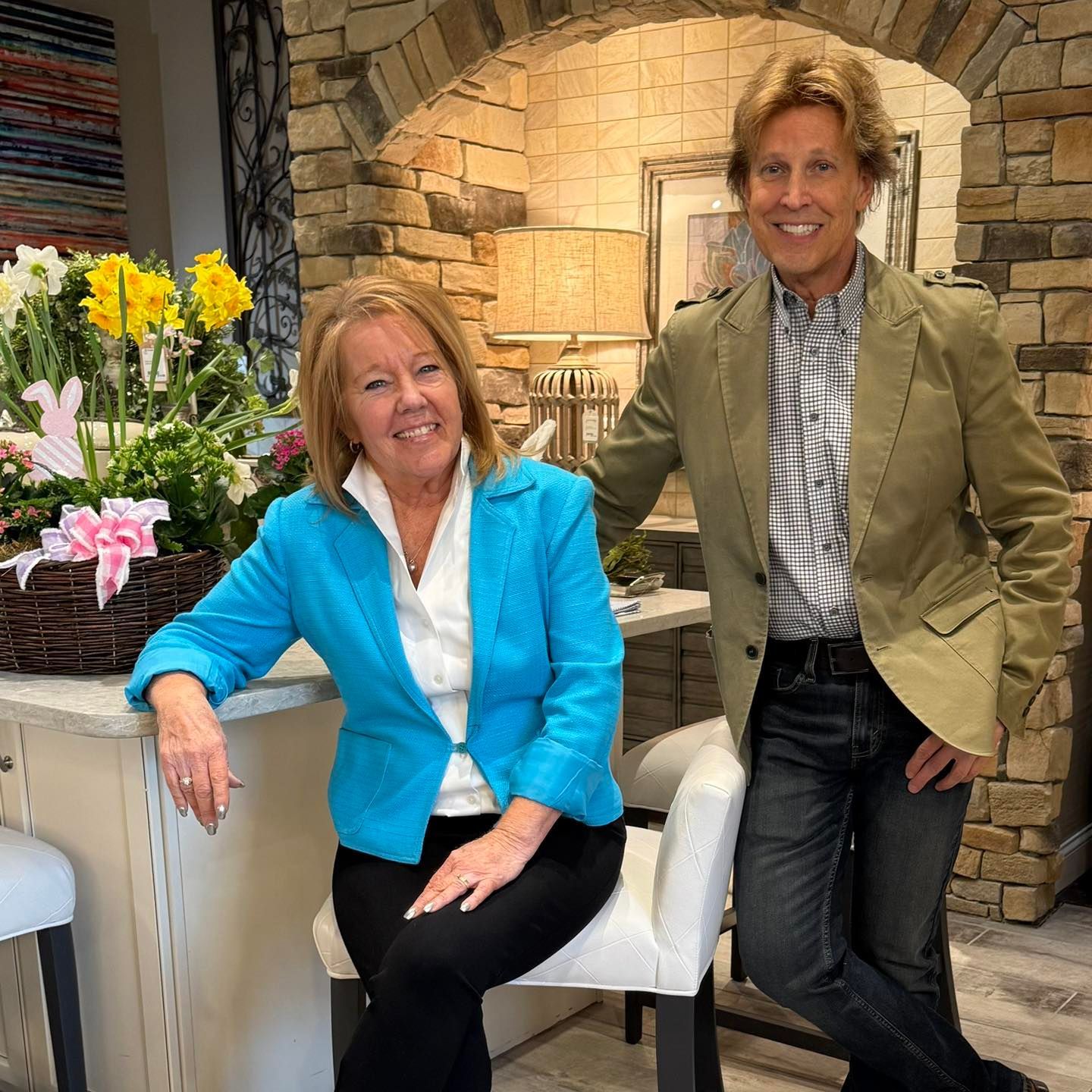 A room filled with lots of flowers and wicker baskets.