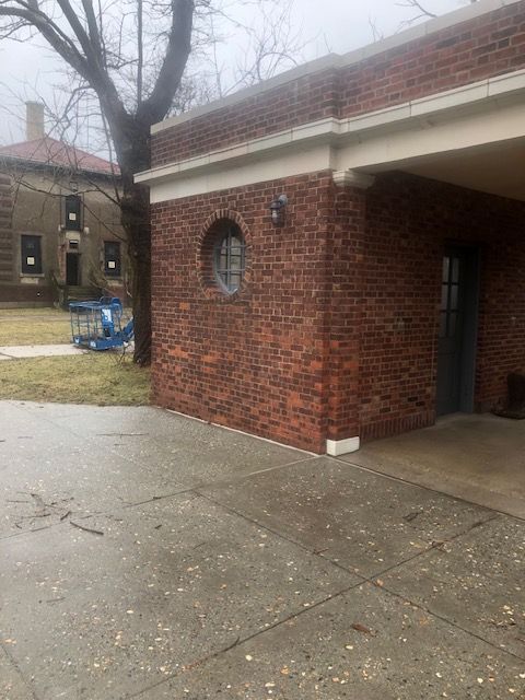 A brick building with a round window on the side of it