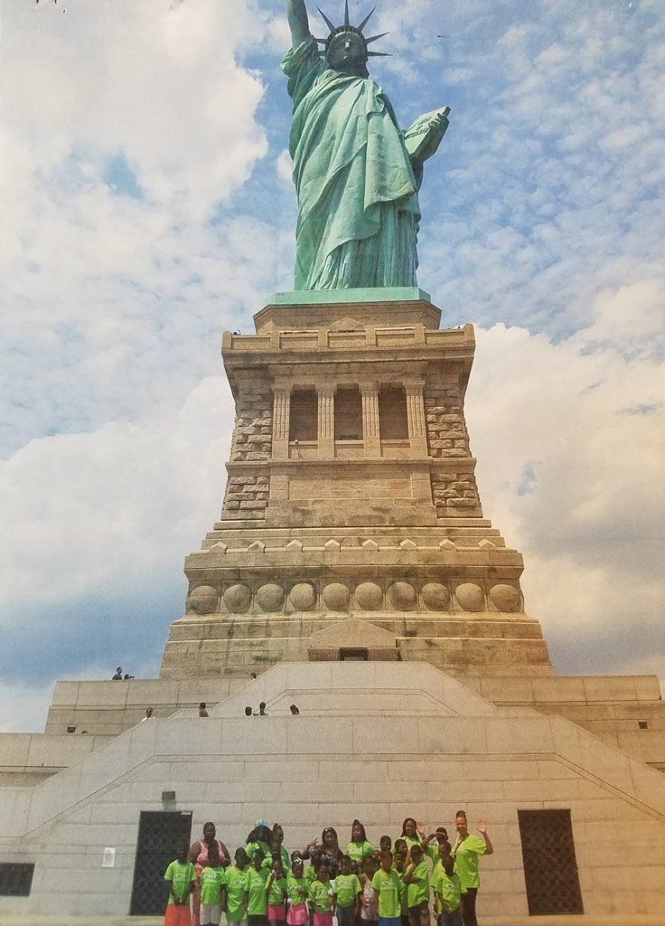 Group of students infront of Statue of Liberty