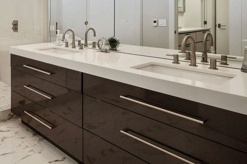 A bathroom with a large sink and a mirror
