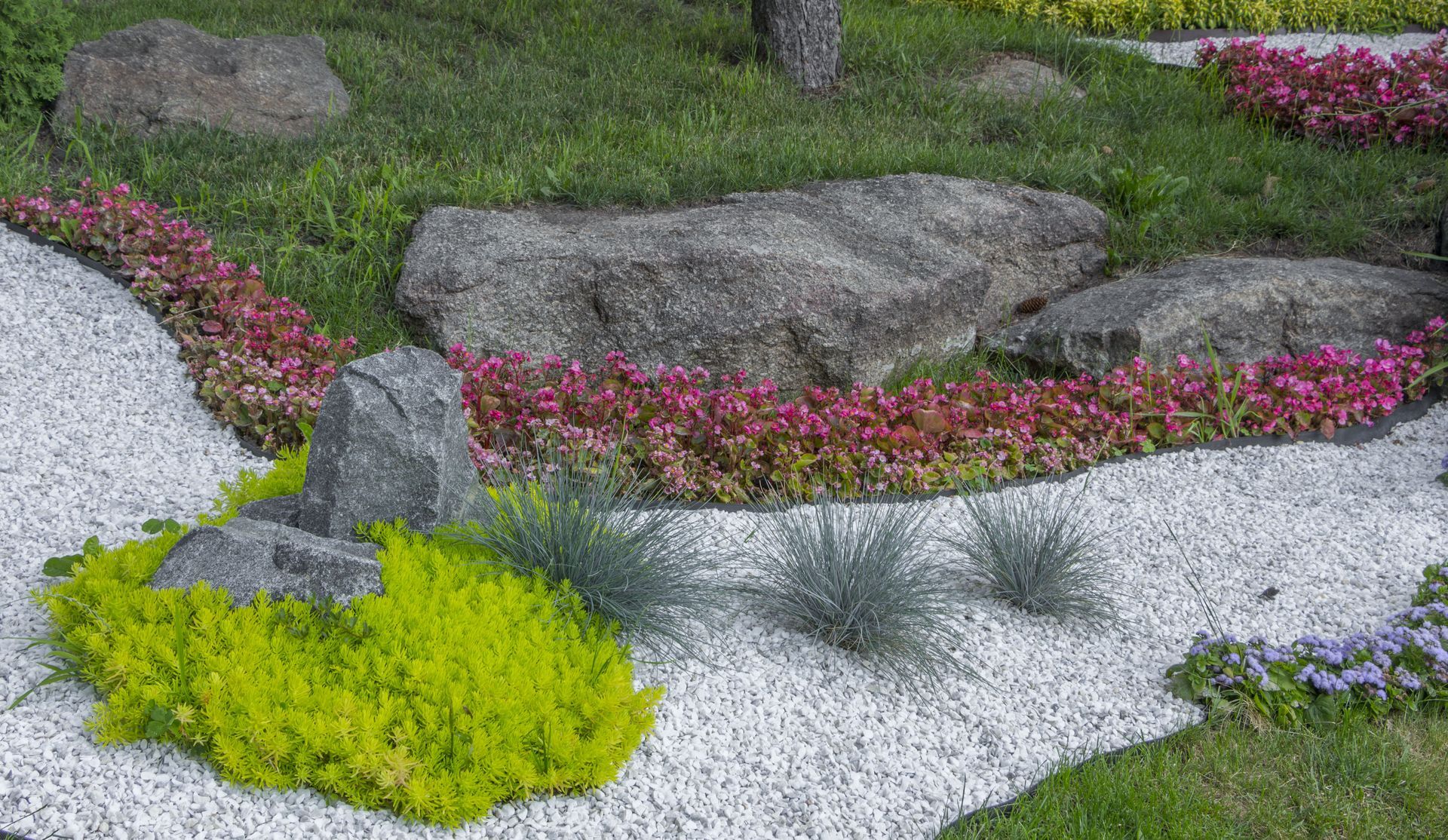 Gravel vs. Wood Mulch: Which Is Better for Your Long-Term Landscape?