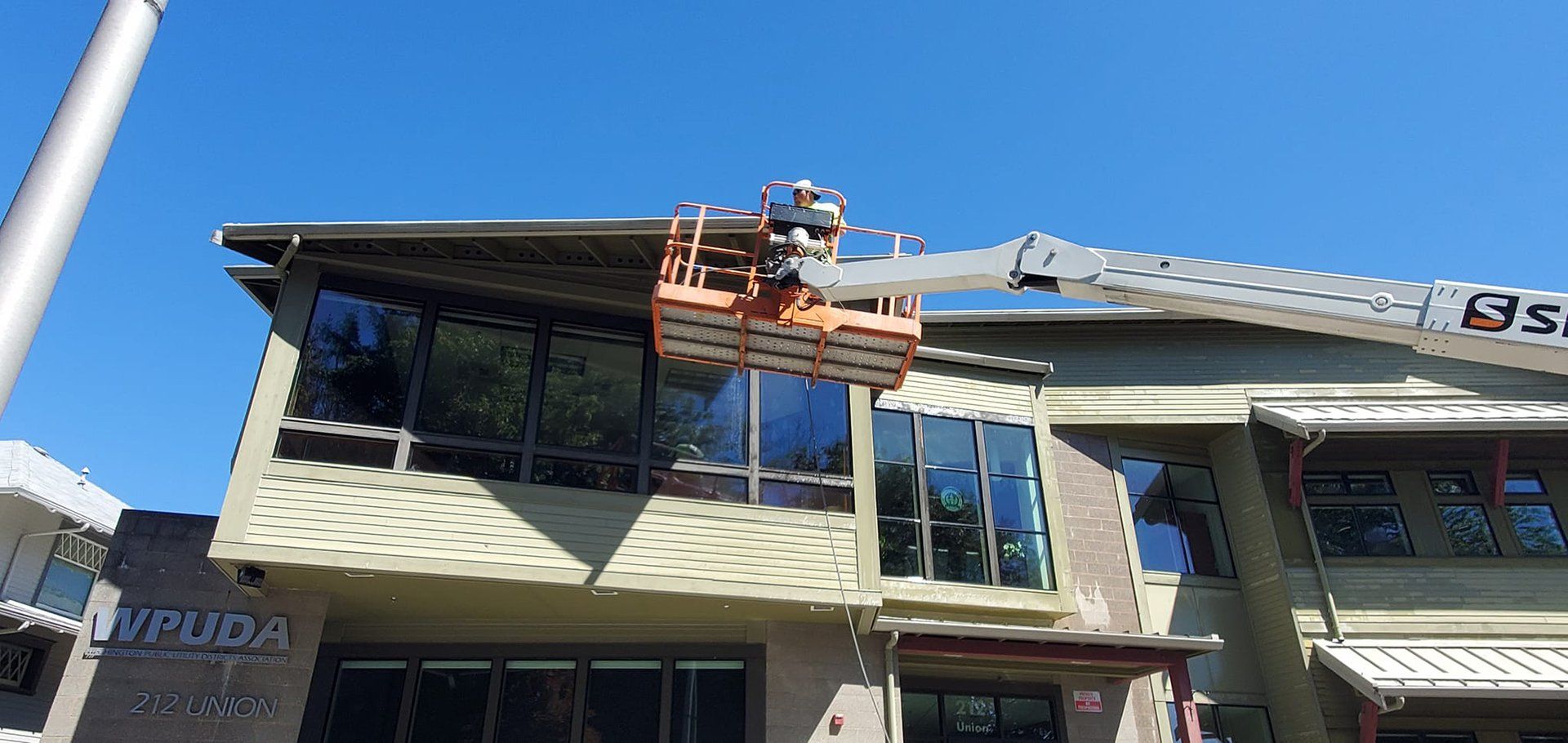 Commercial bulding outdoor painting