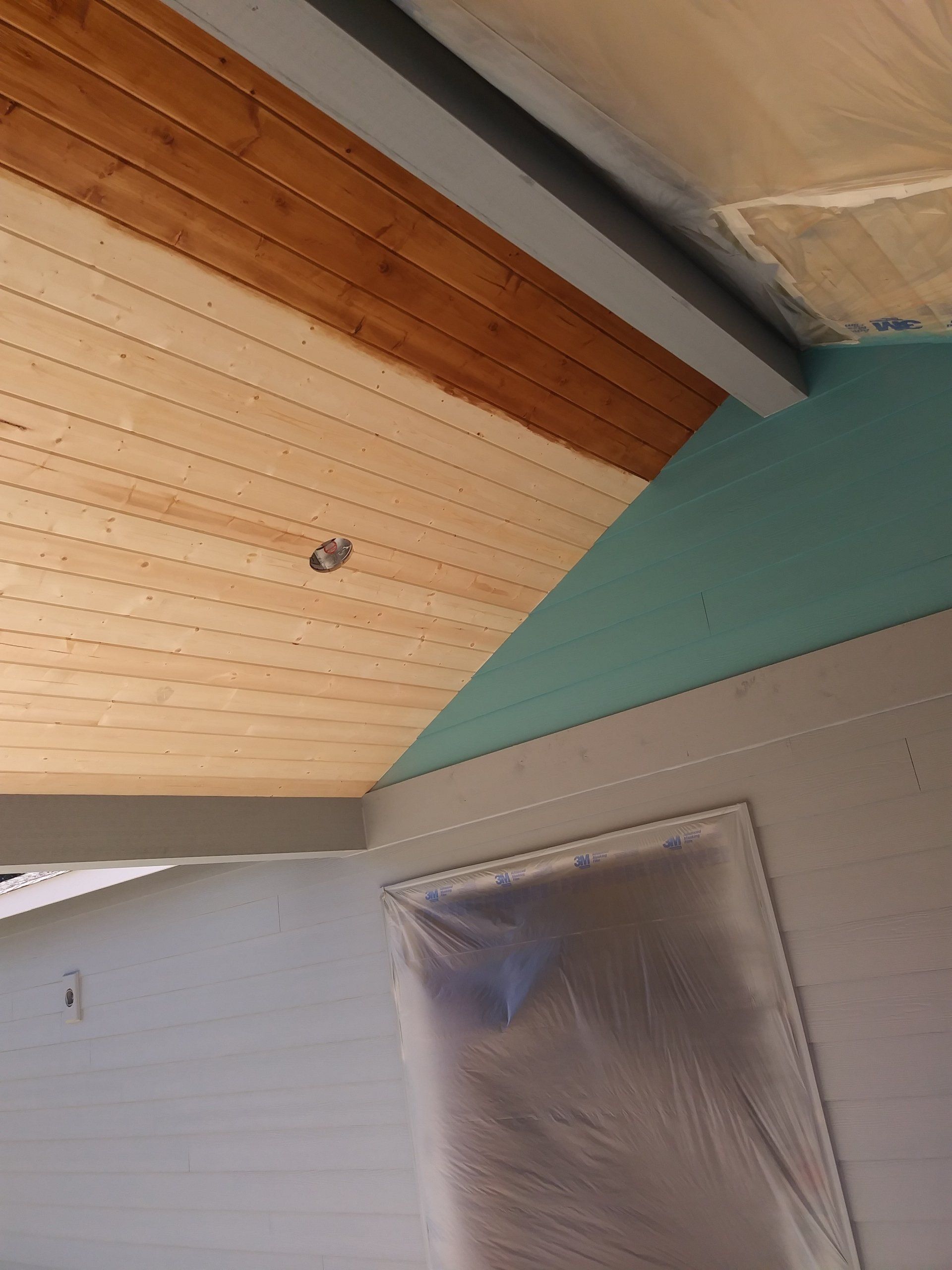 Ongoing varnishing of a ceiling