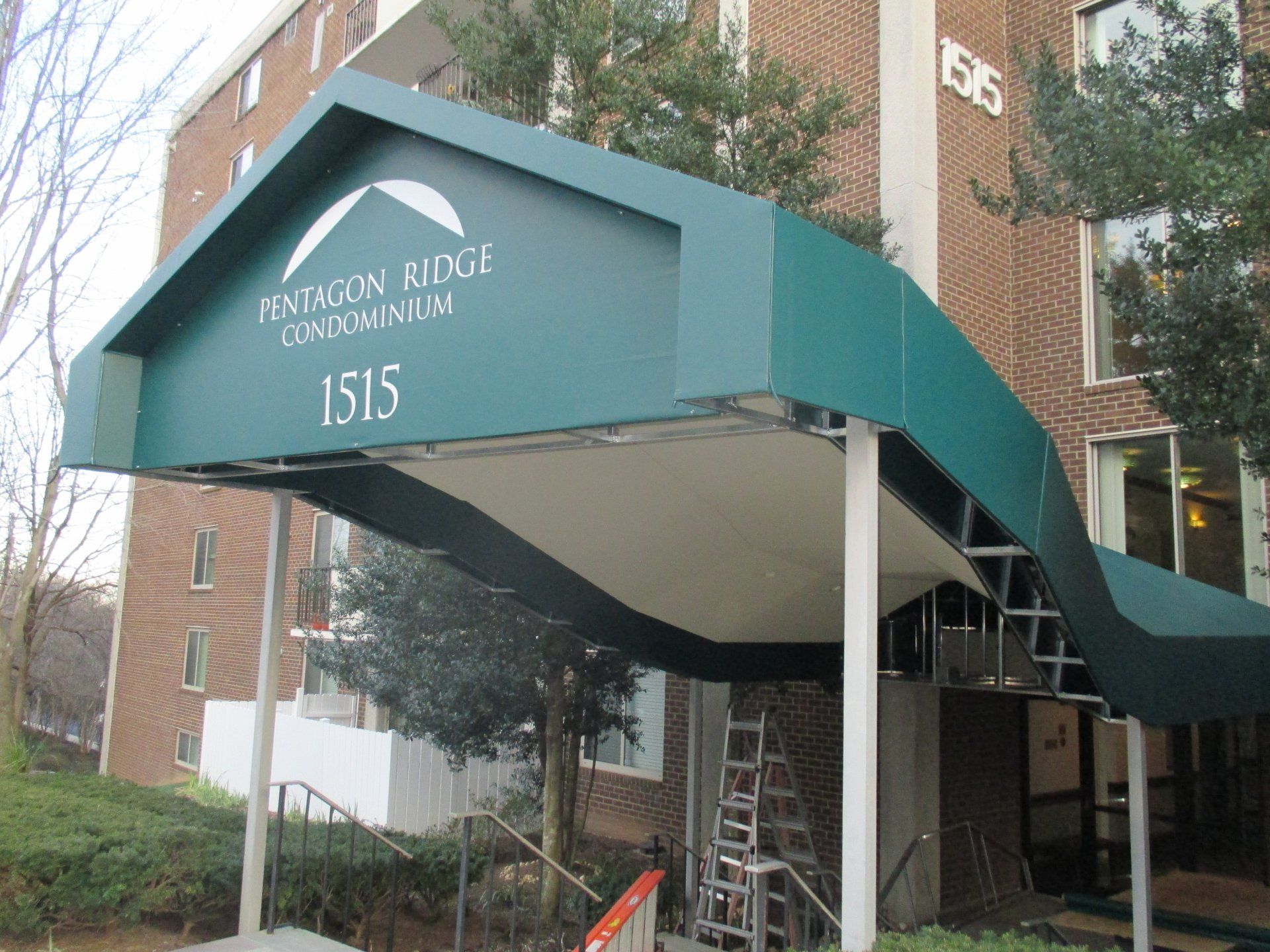 A green awning with the number 1515 on it.