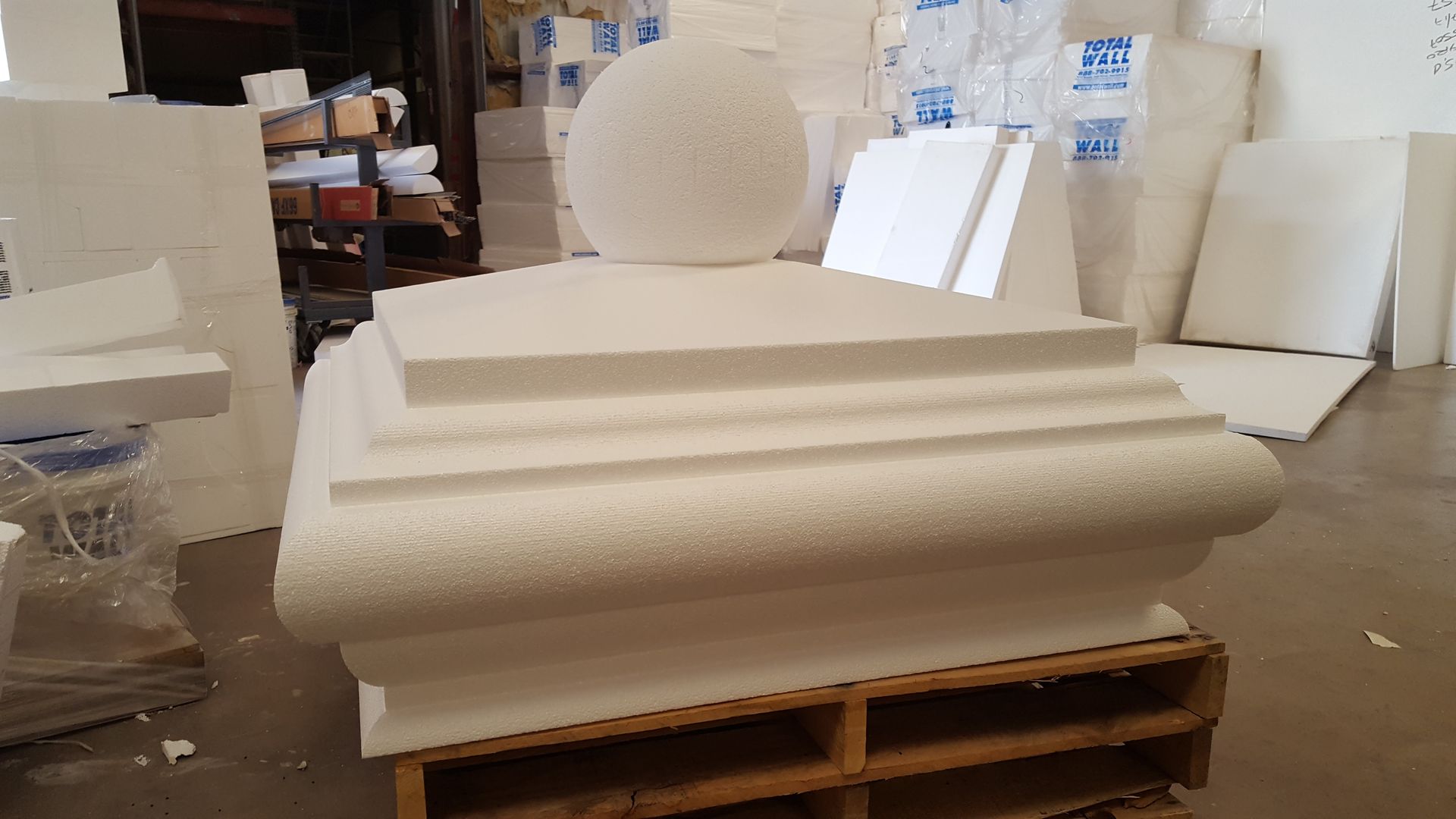 A large piece of styrofoam is sitting on top of a wooden pallet.