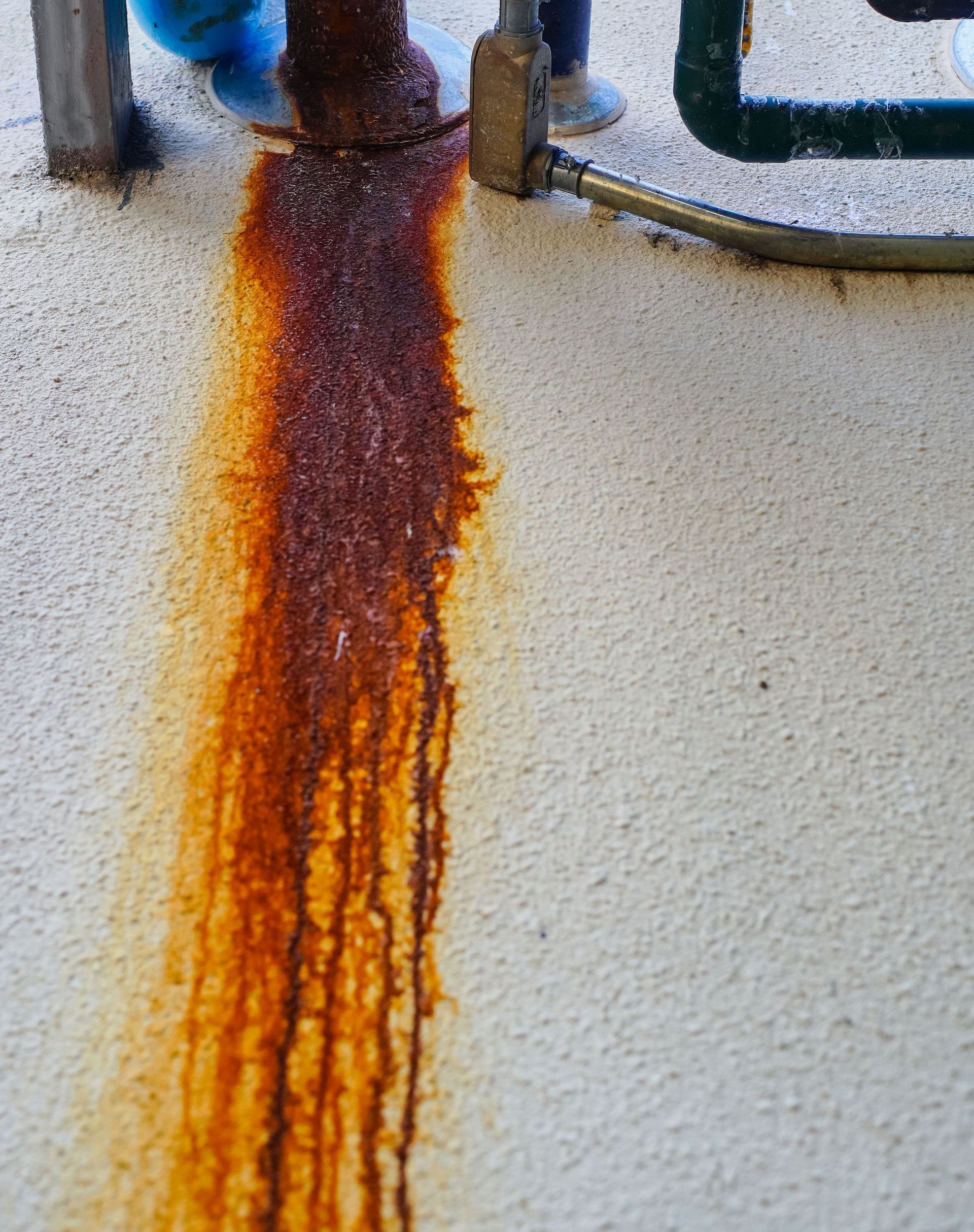 A lawn sprinkler is spraying water on a lush green lawn.