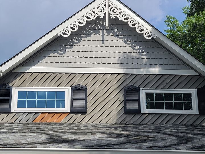 A house with a roof that has a triangle on it