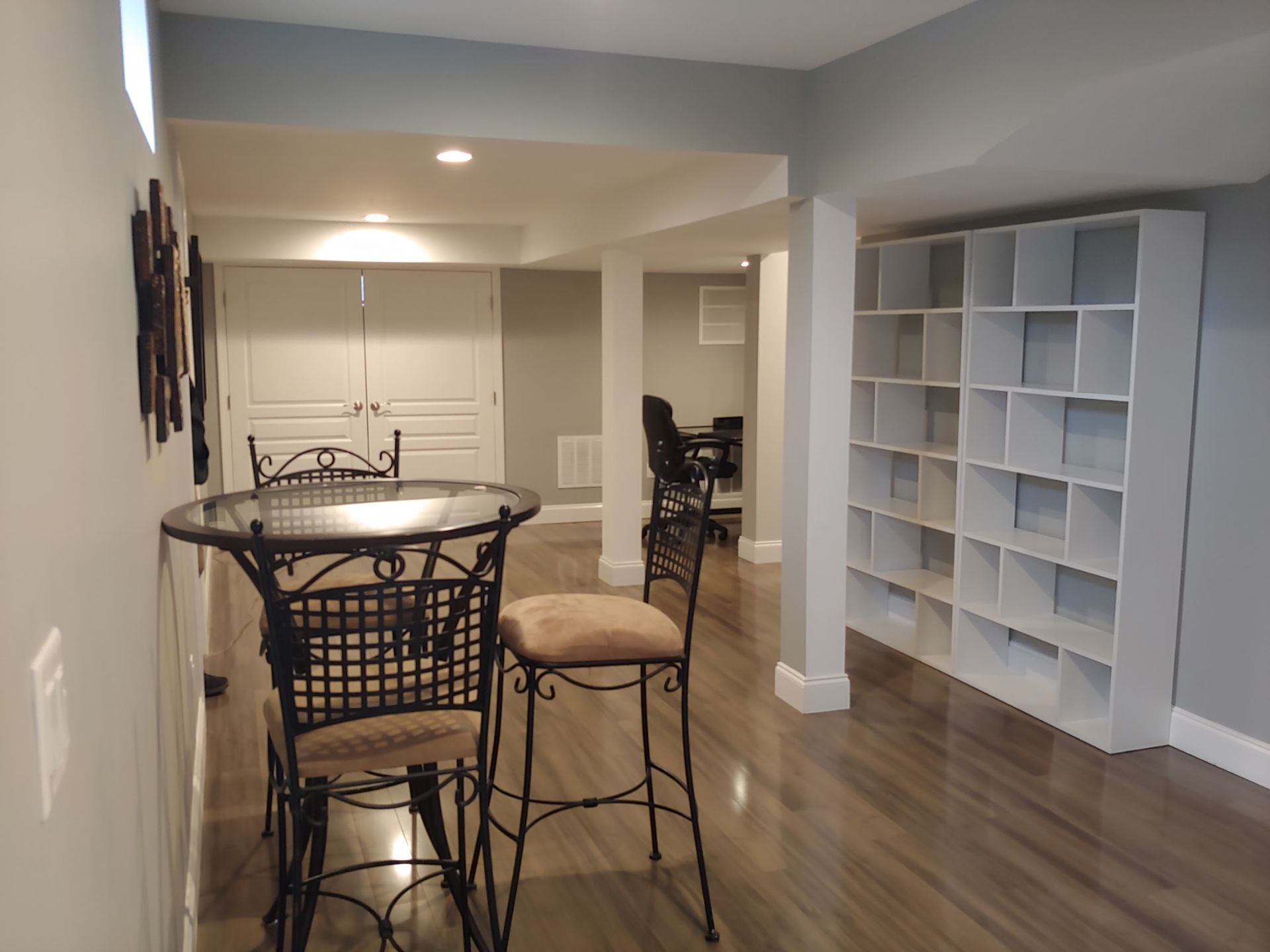 There is a table and chairs in the middle of the room.