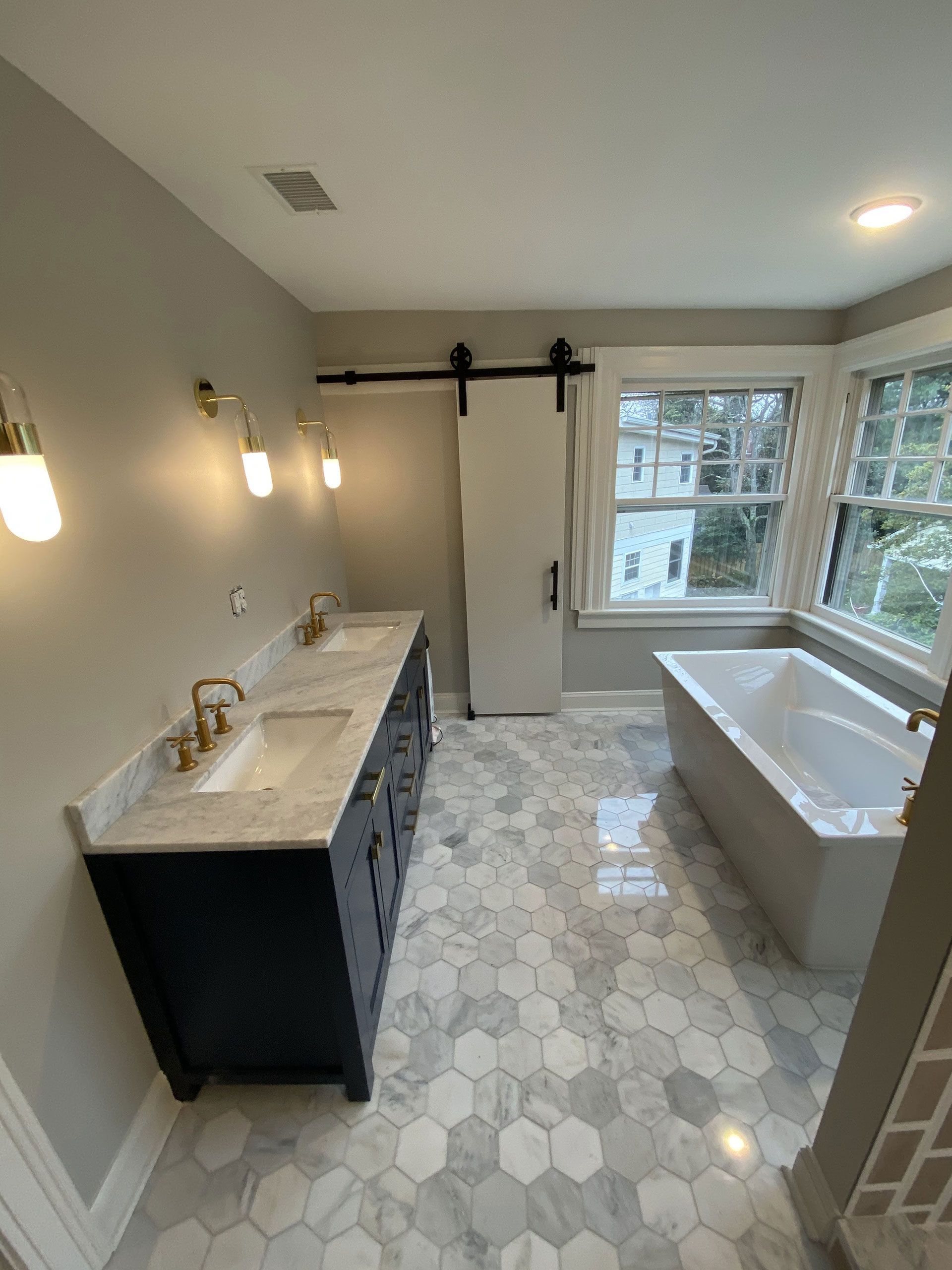 A bathroom with two sinks and a bathtub.