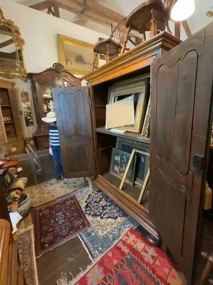 A room filled with lots of antique furniture and paintings.