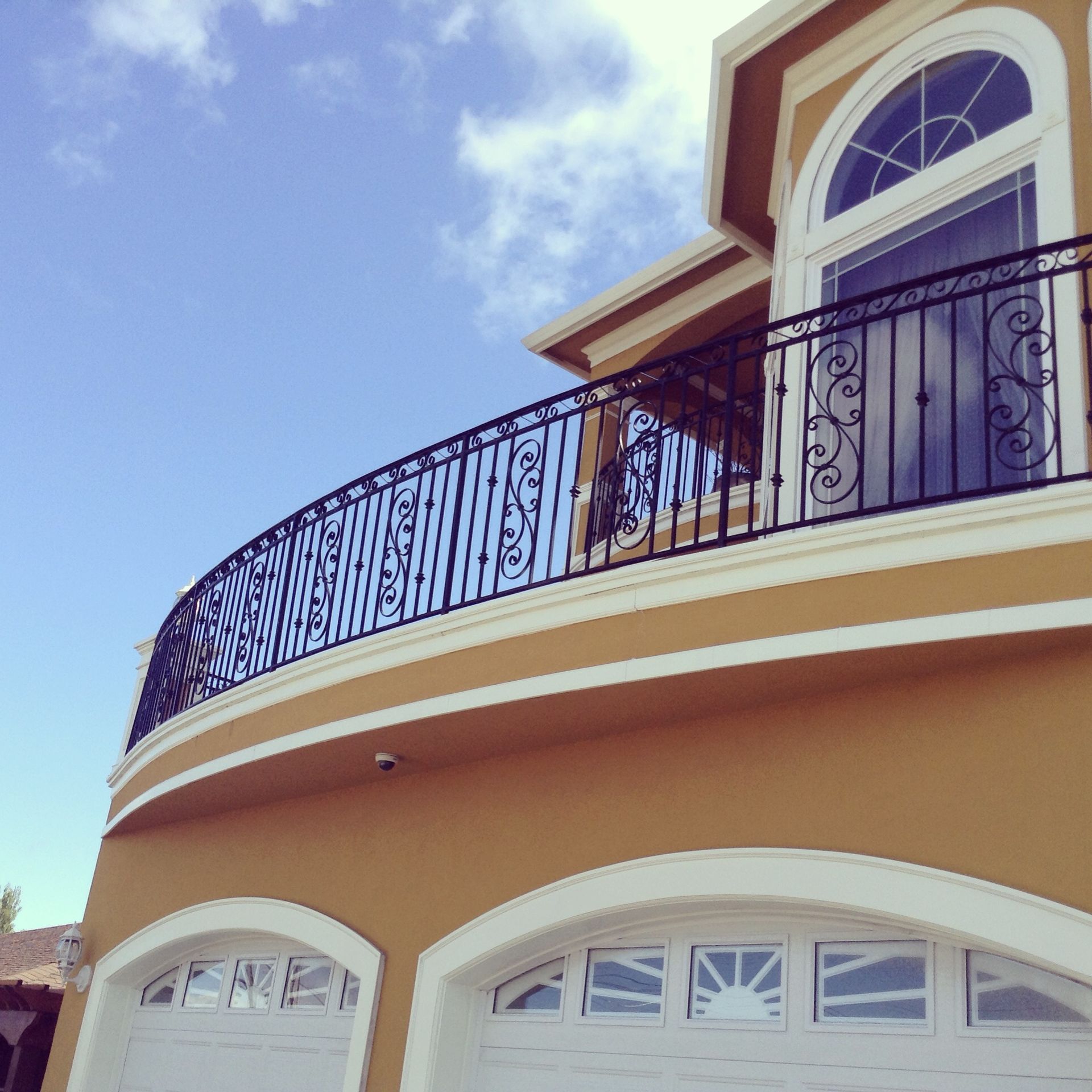 A house with a balcony that says sunshine on it