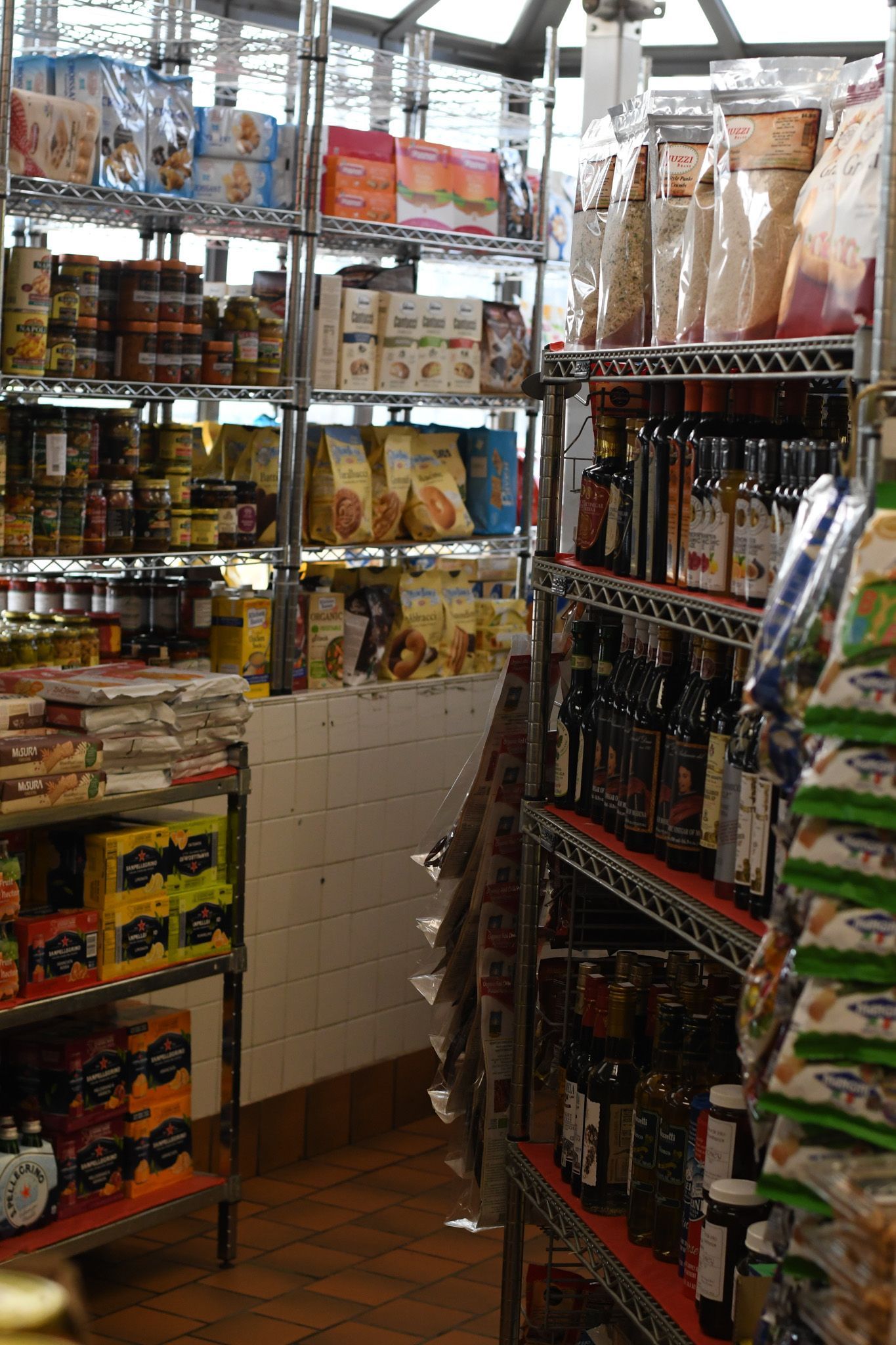 Liuzzi Gourmet Market - grocery 03