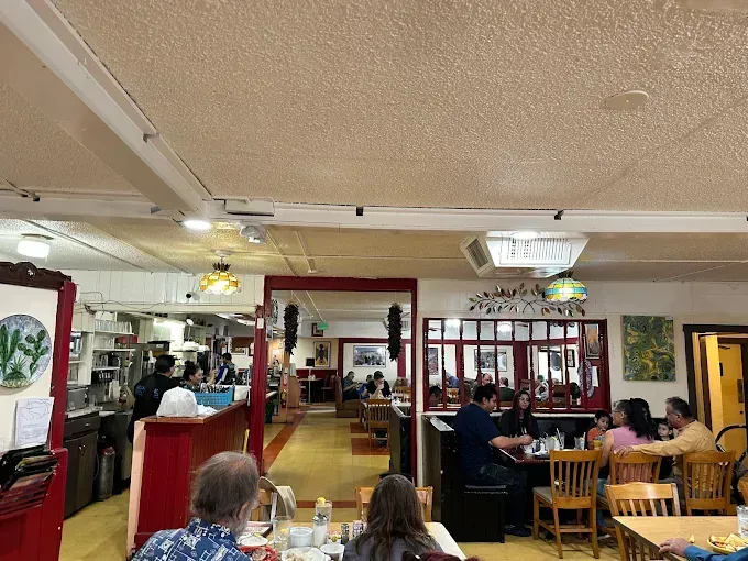 A group of people are sitting at tables in a restaurant.