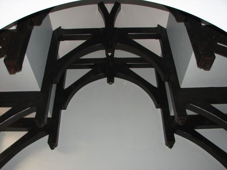 A ceiling with arches.