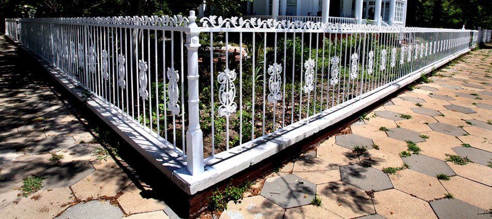 Decorative aluminum fence