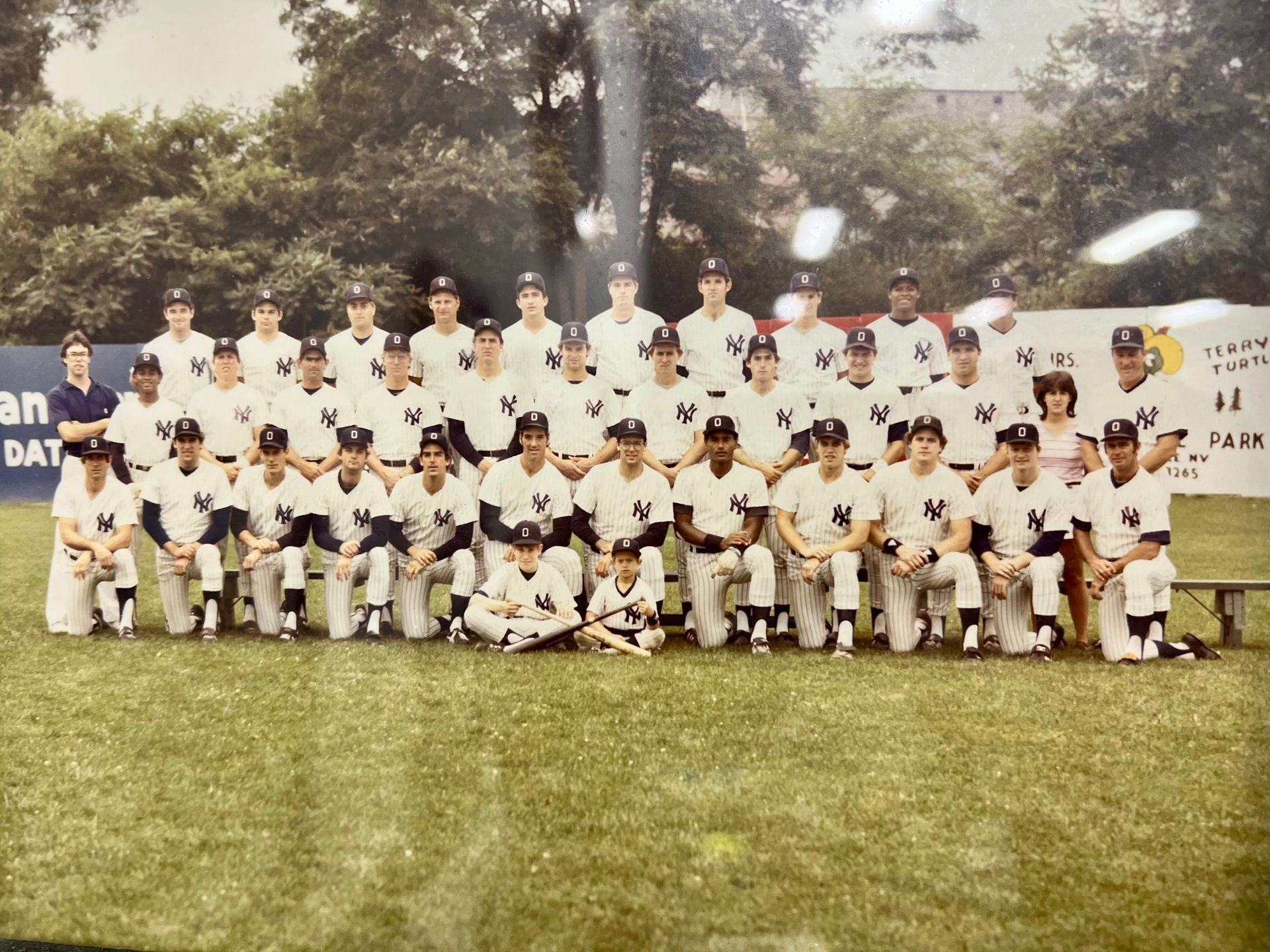 A group of baseball players pose for a team photo