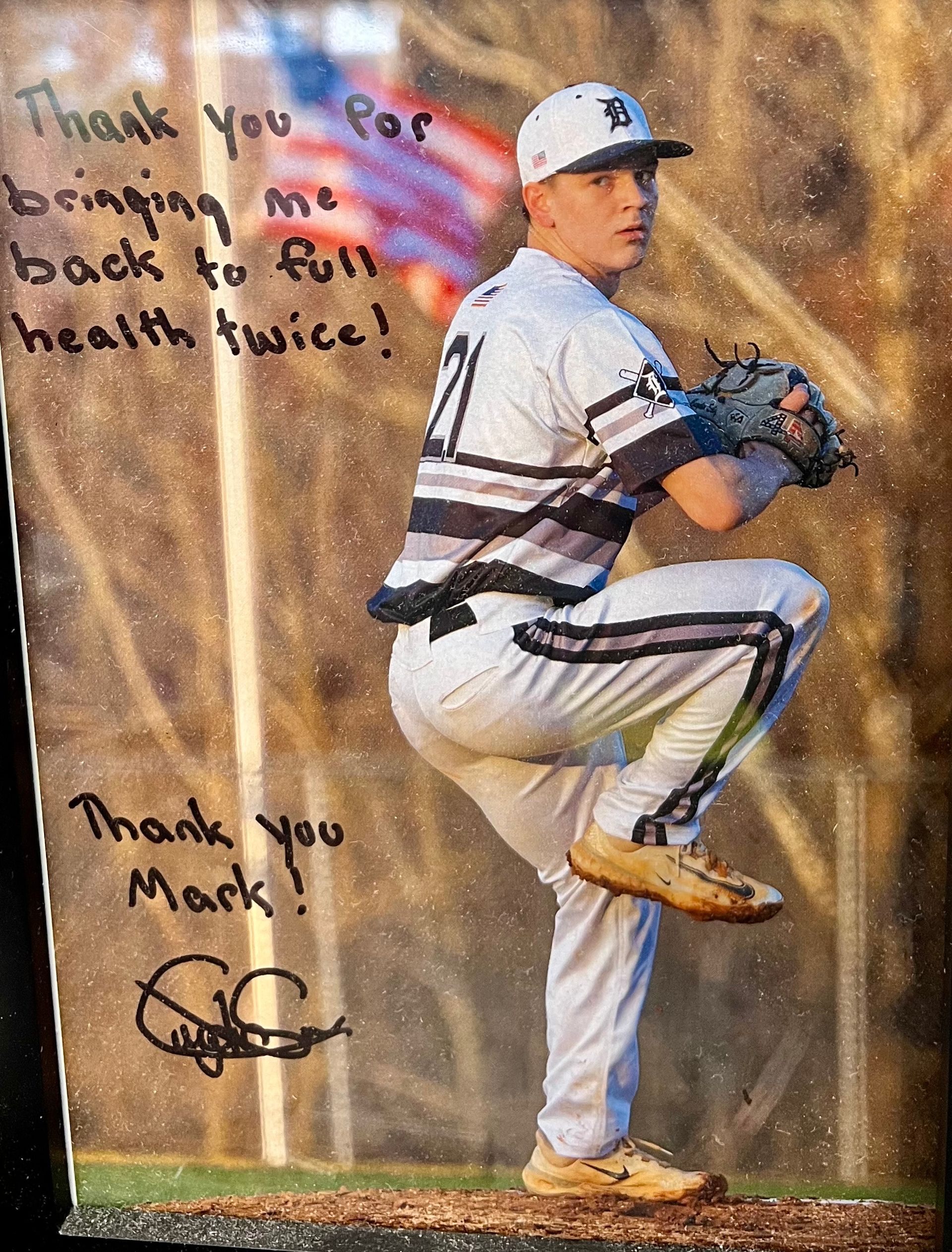 A baseball player with the letter b on his hat