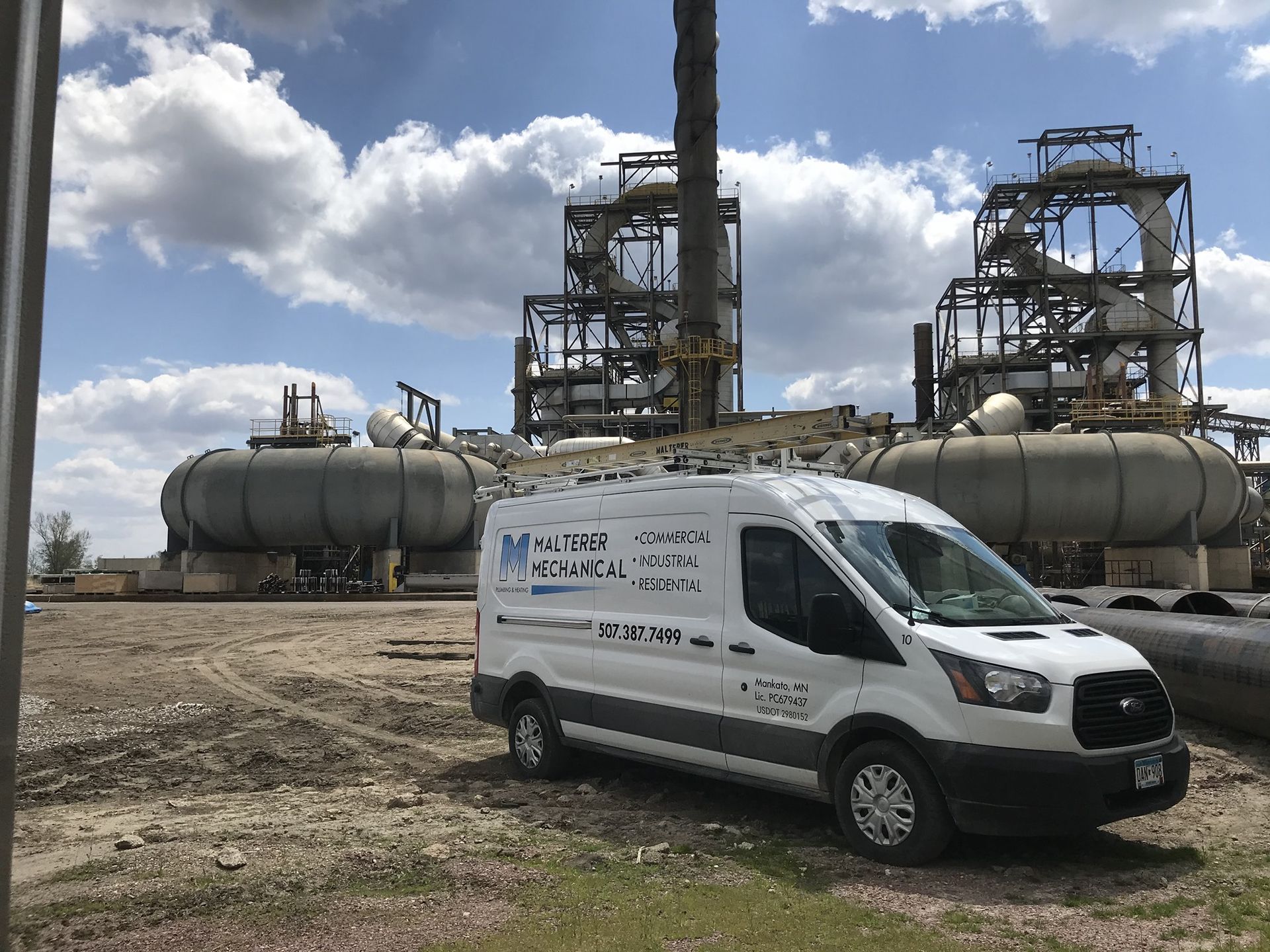 Service vehicle on site