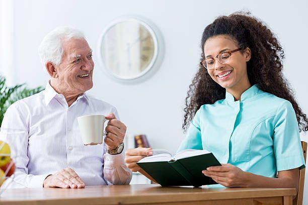 4 benefits of caregiver reading to the elderly