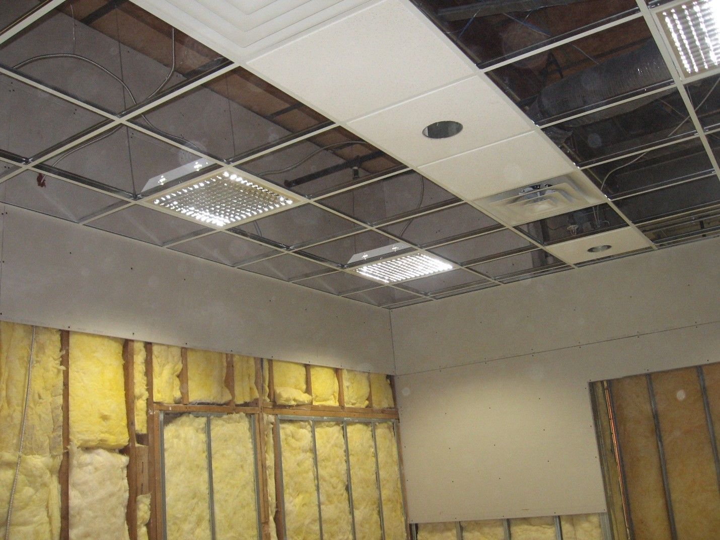 A room with a ceiling that has a lot of lights on it