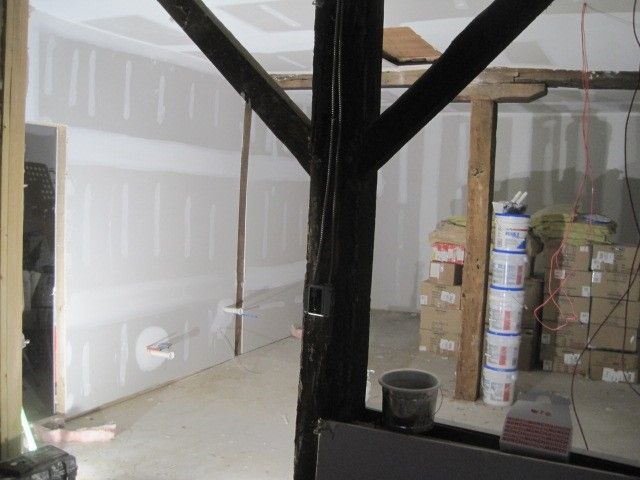 A room with a support beam
