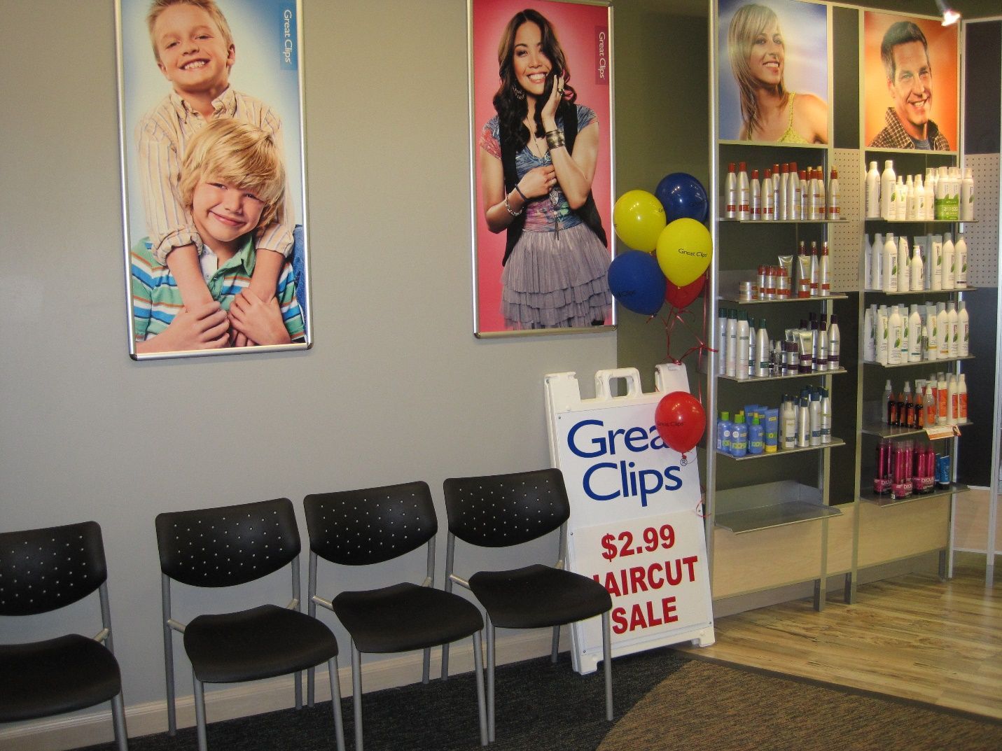 A waiting room with a sign that says great clips.