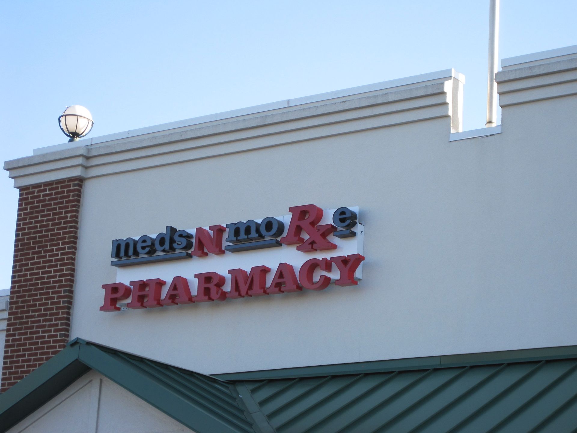 A white building with the word pharmacy on it