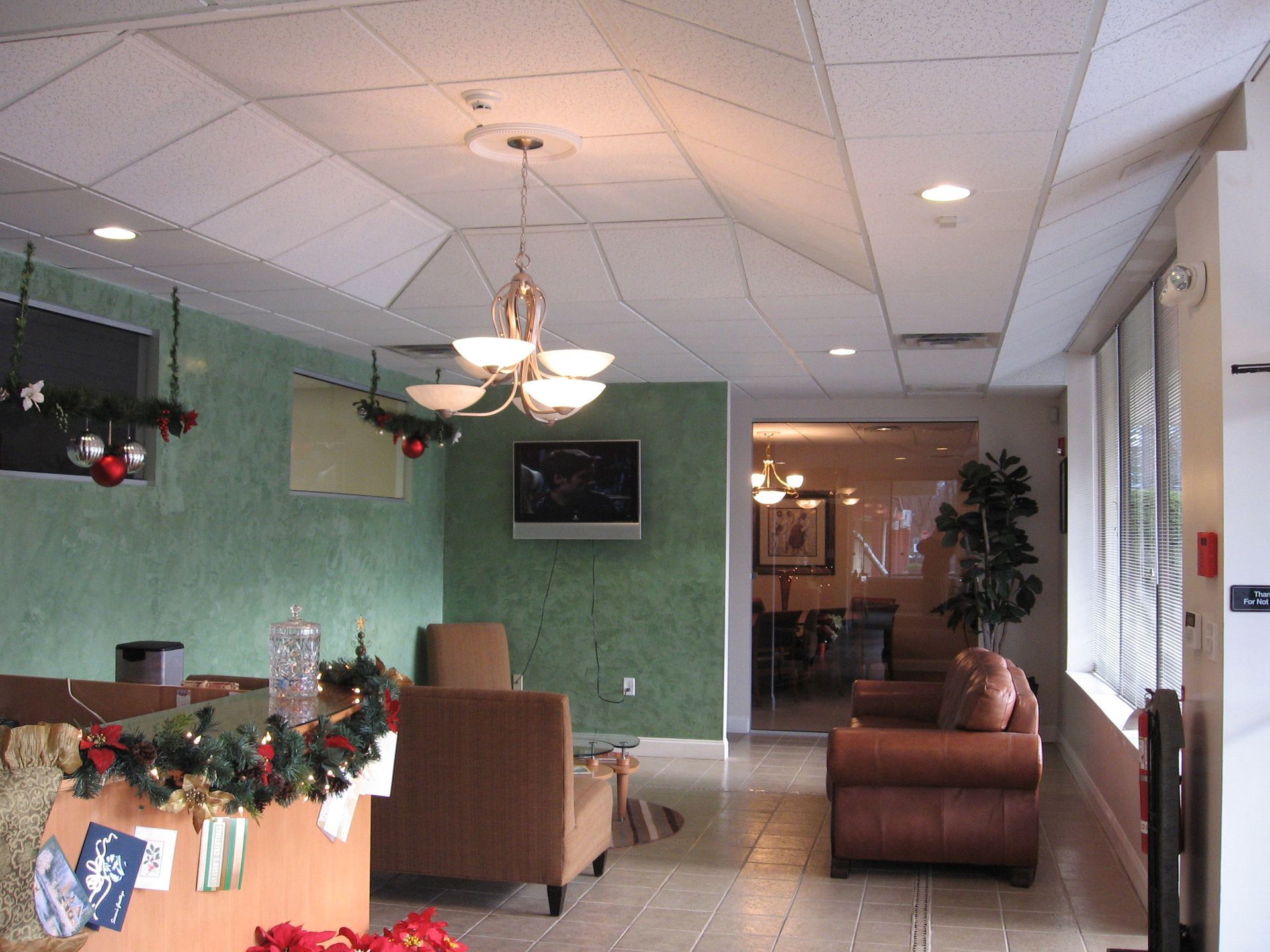 A living room with a chandelier hanging from the ceiling