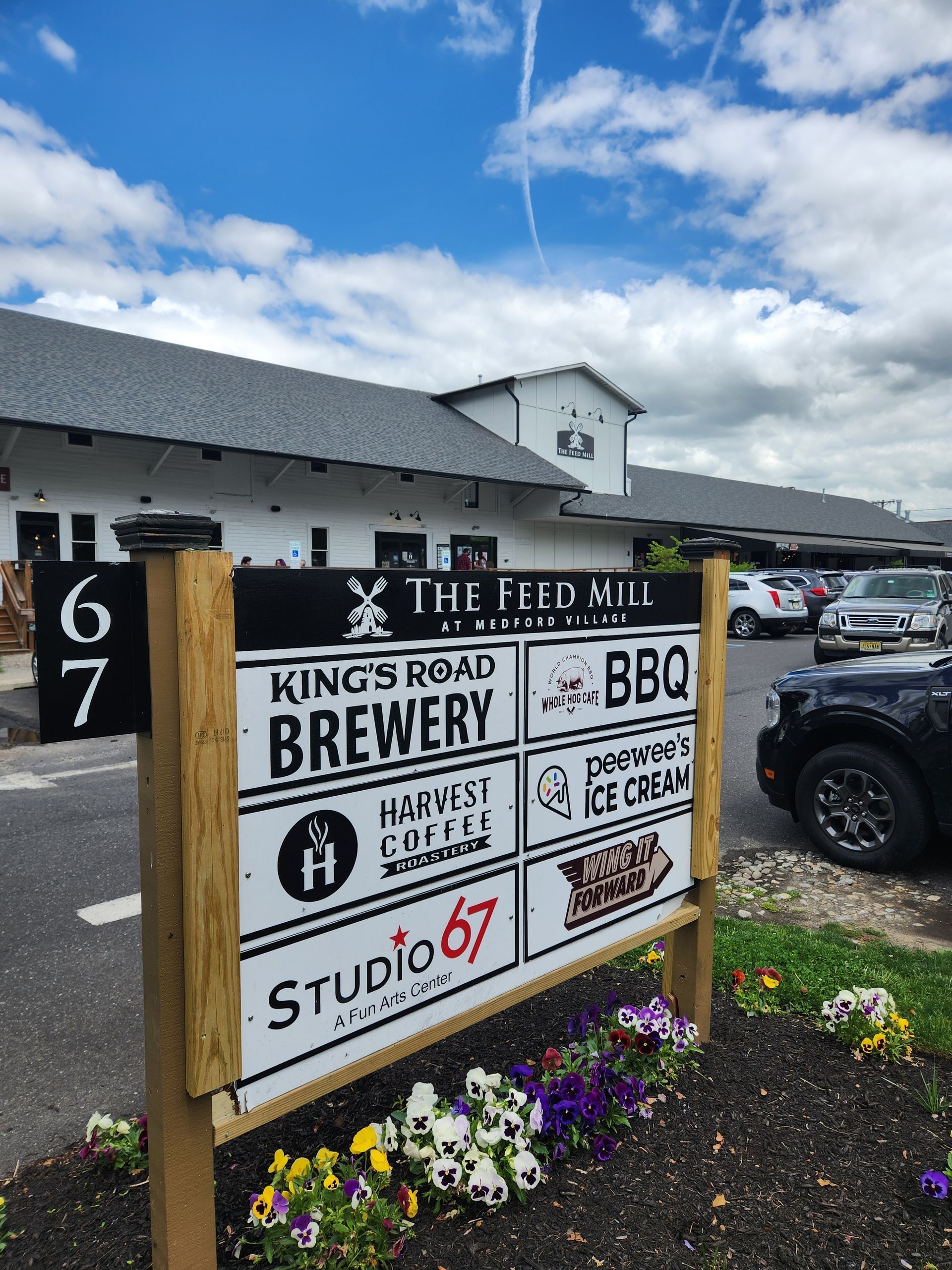 A sign in front of a building that says King 's Road Brewery