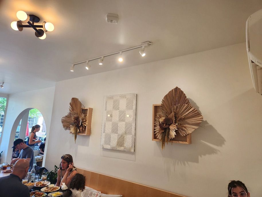 A group of people are sitting at a table in a restaurant.