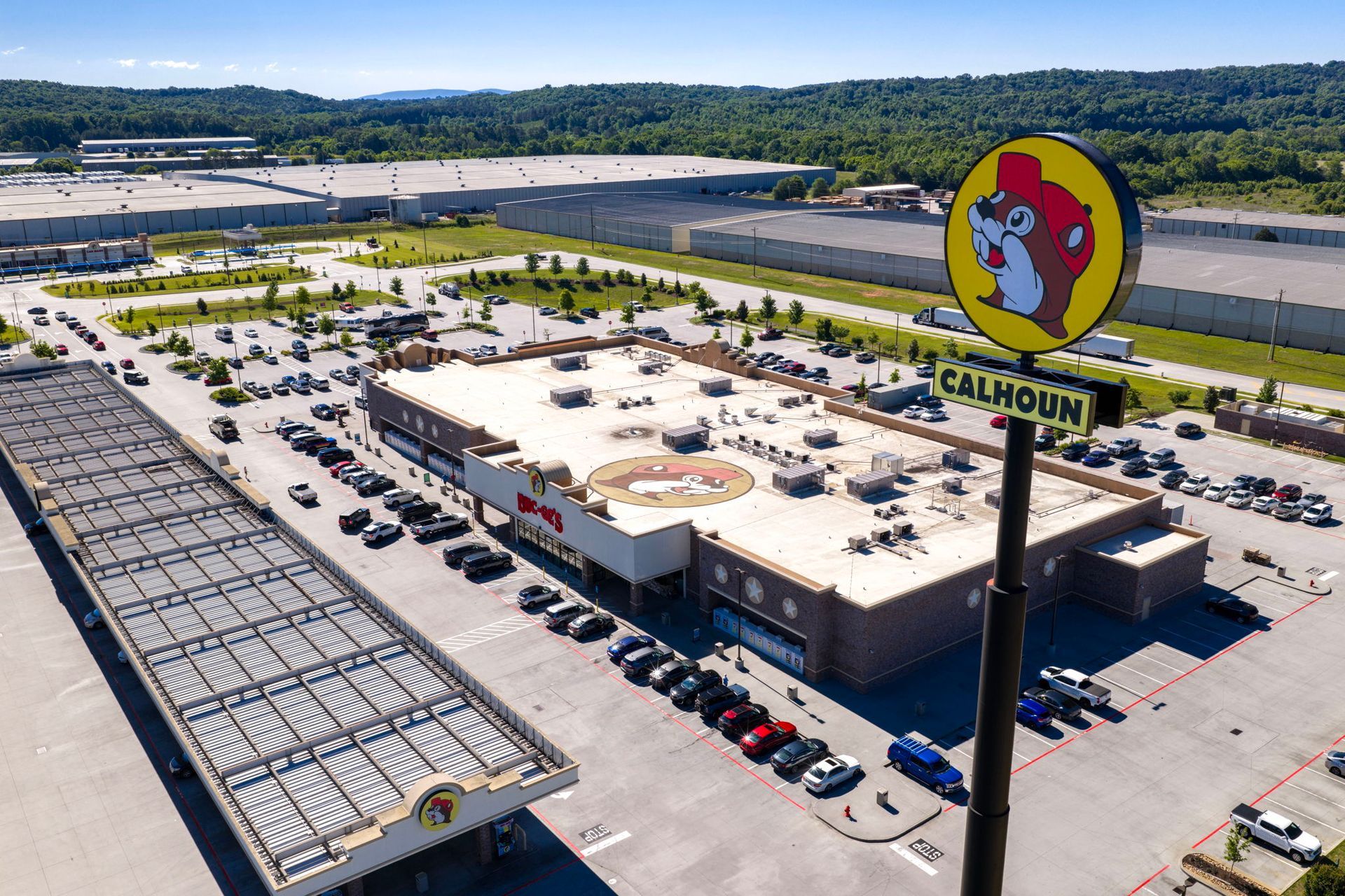 Aerial view of a Calhoun’s restaurant and parking lot with a large red-and-yellow sign