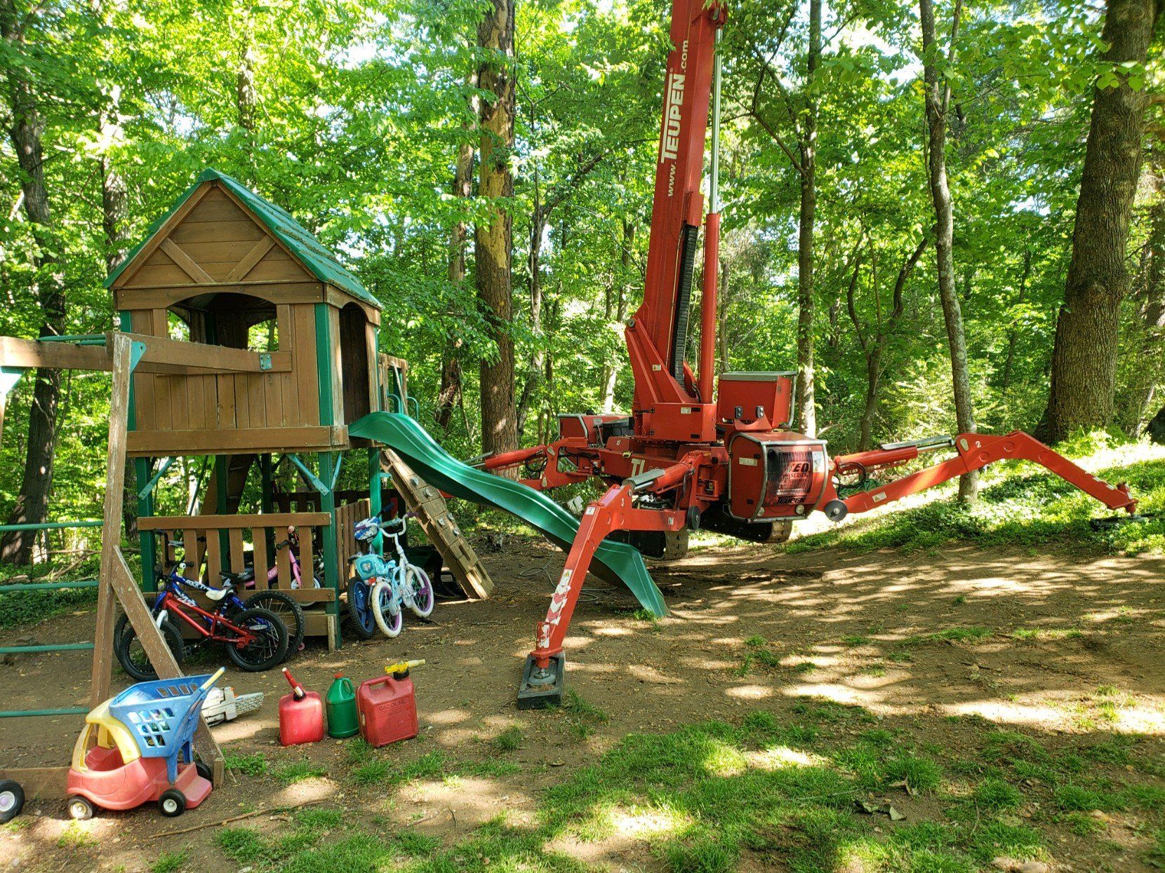 Spider lift on playground