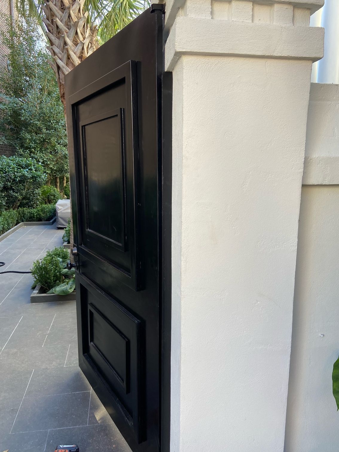 An open aesthetic black gate