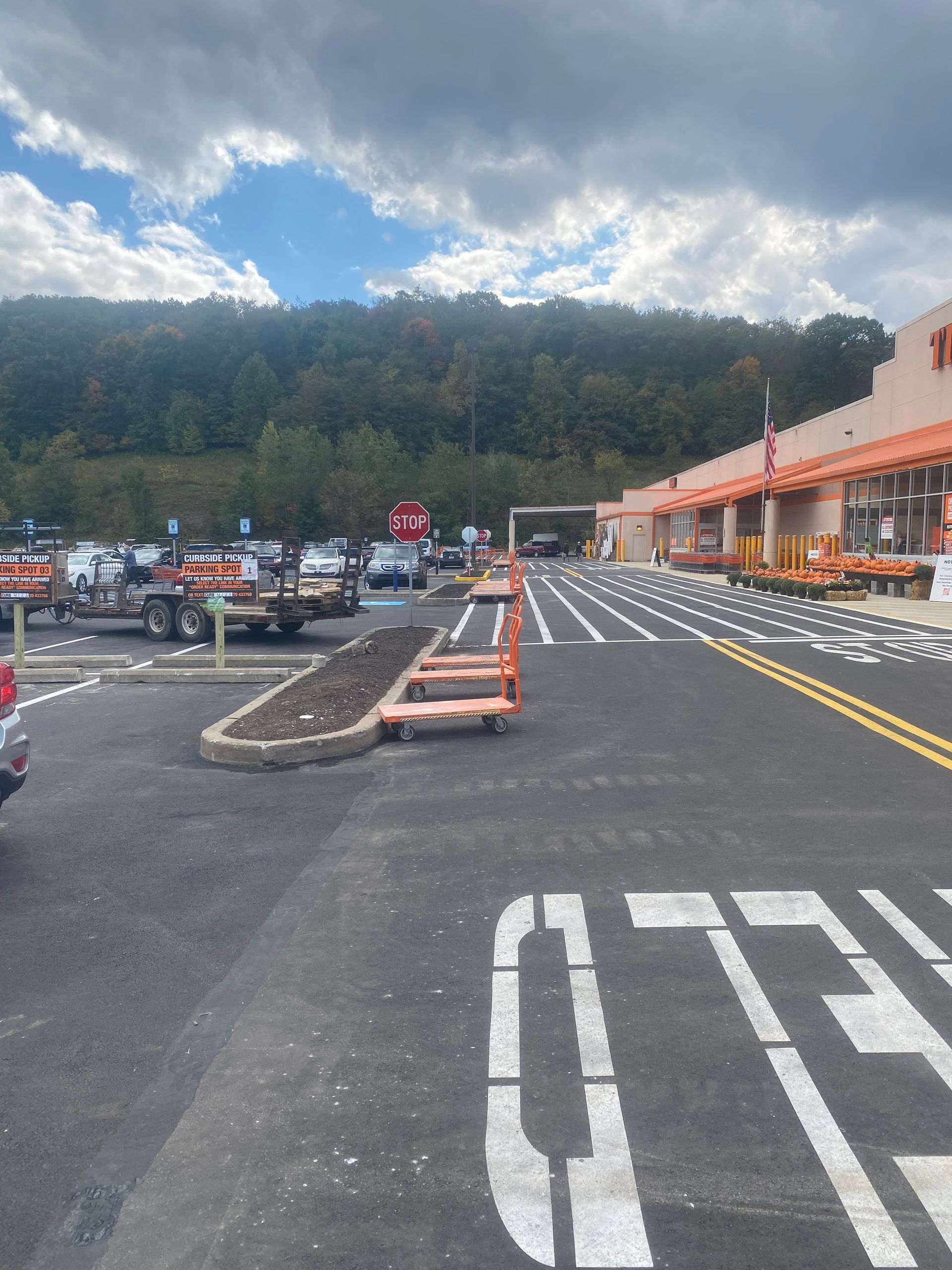A lot of cars are parked in a parking lot in front of a store