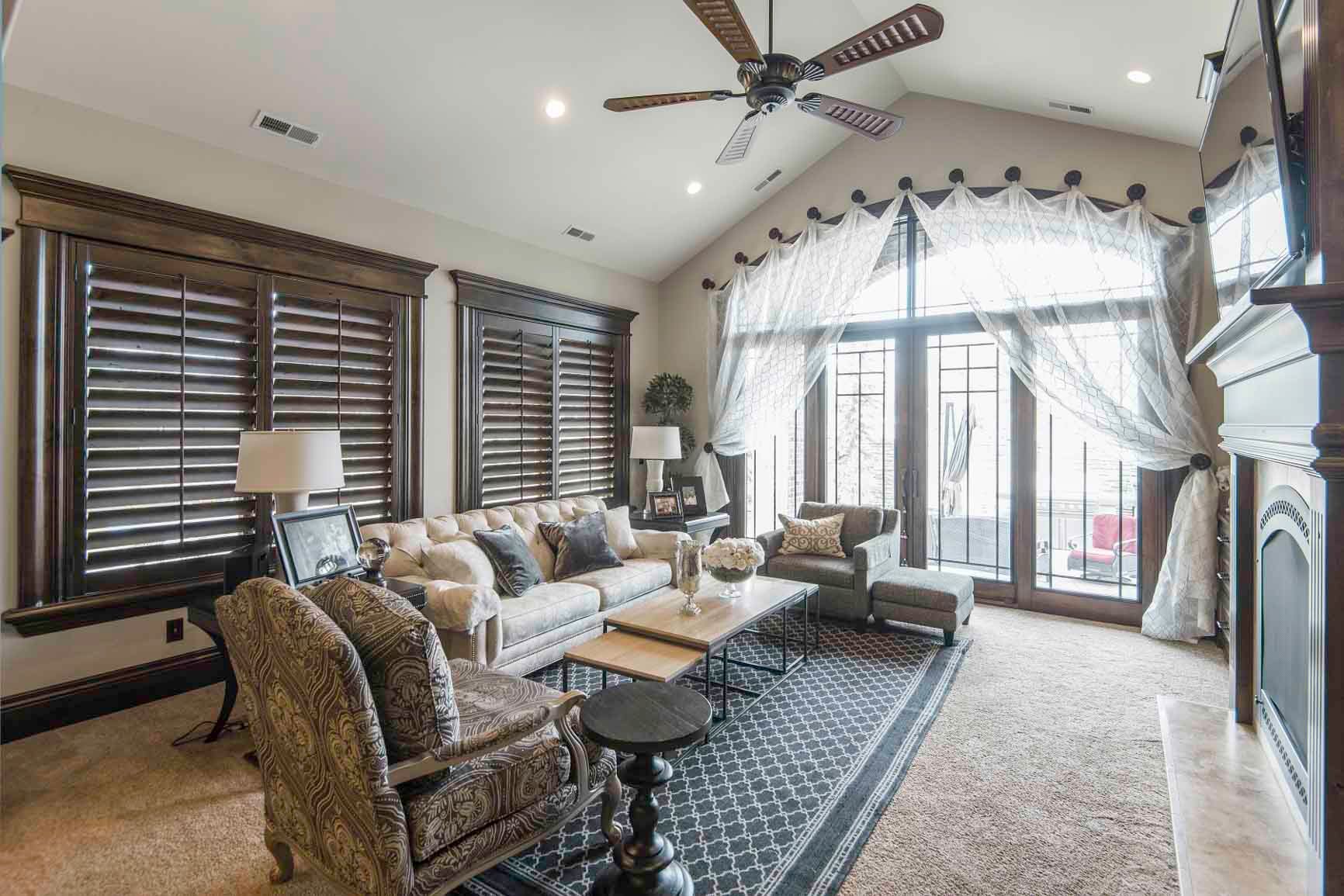 A living room filled with furniture and a ceiling fan.