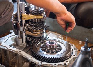 Operator repair gear box of automotive engine