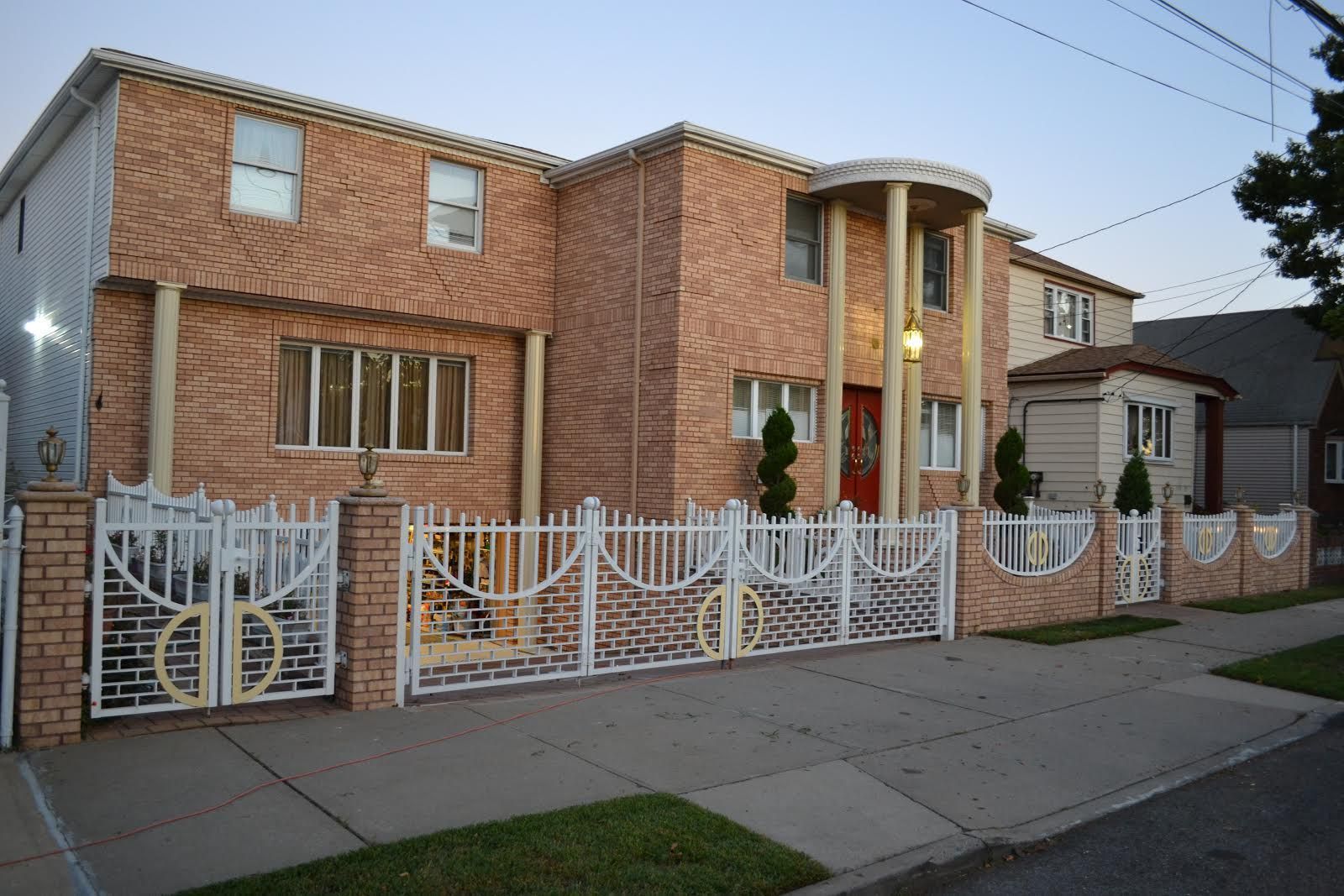 FENCE001 - White fence for commercial building