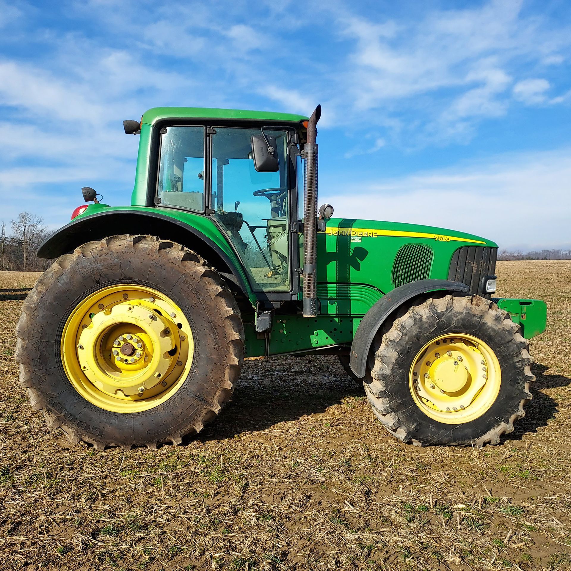 John Deere 7520 mid-size utility tractor