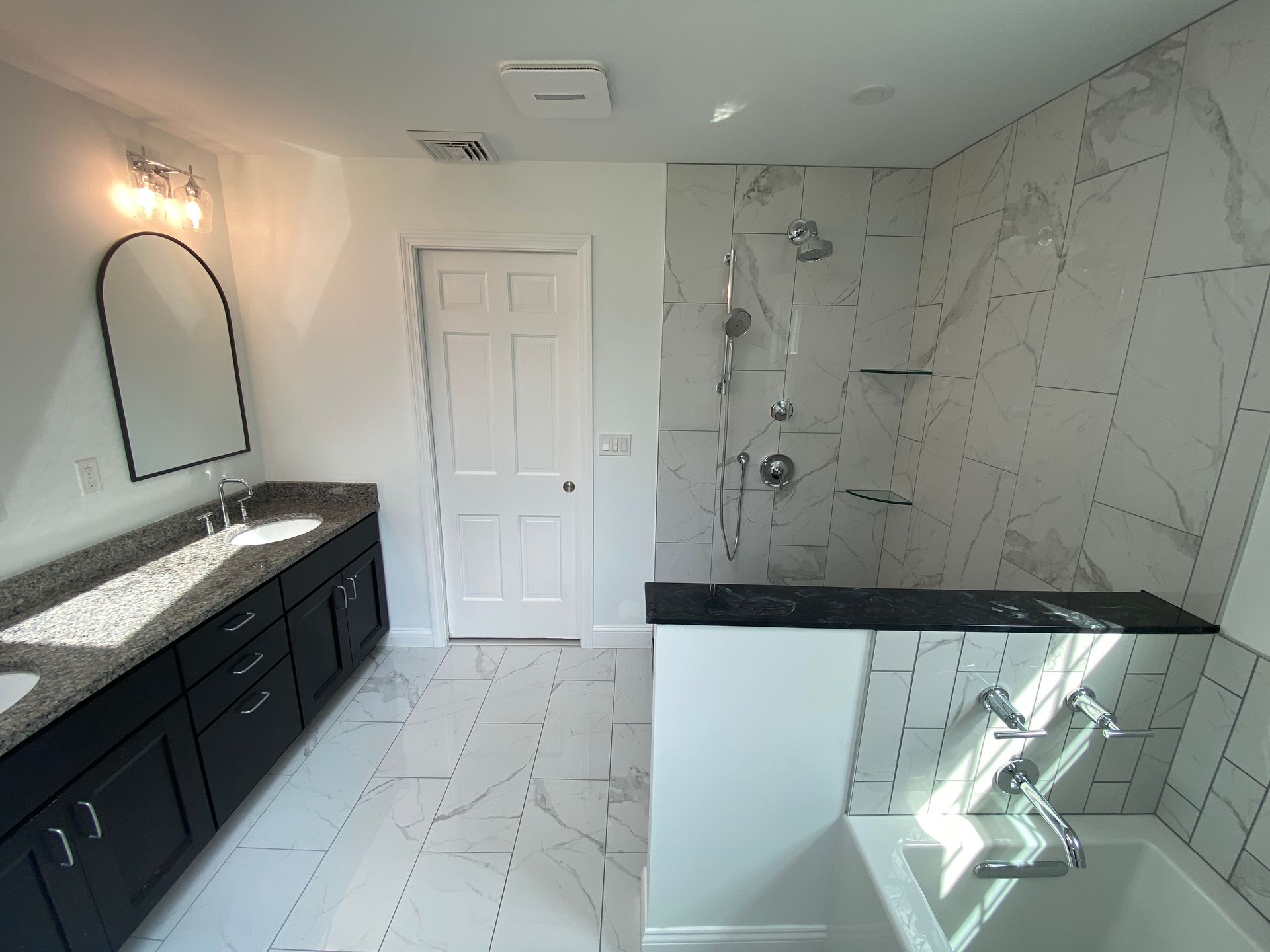 A bathroom with two sinks and a bathtub