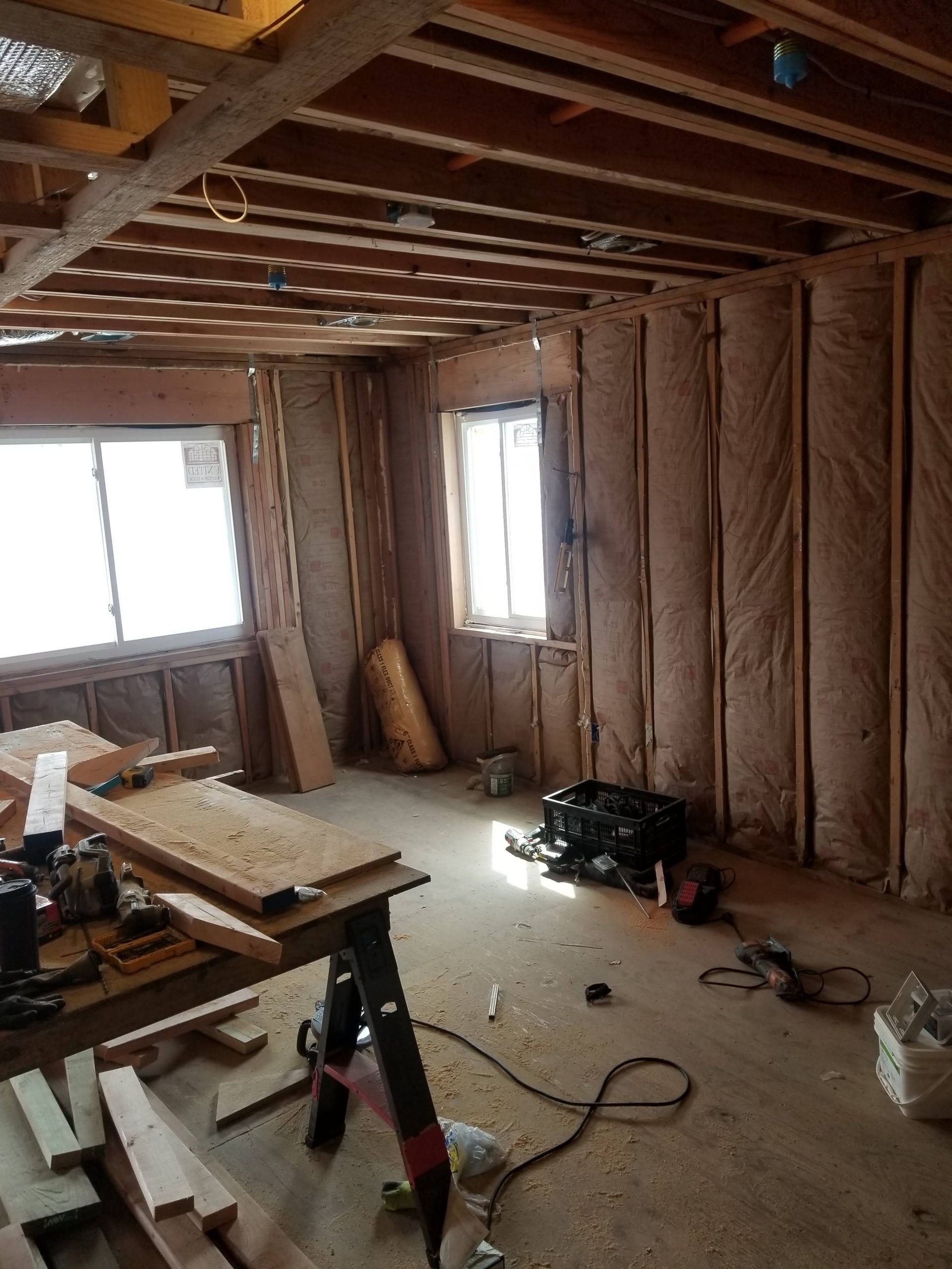 A room with a table and a drill in it.