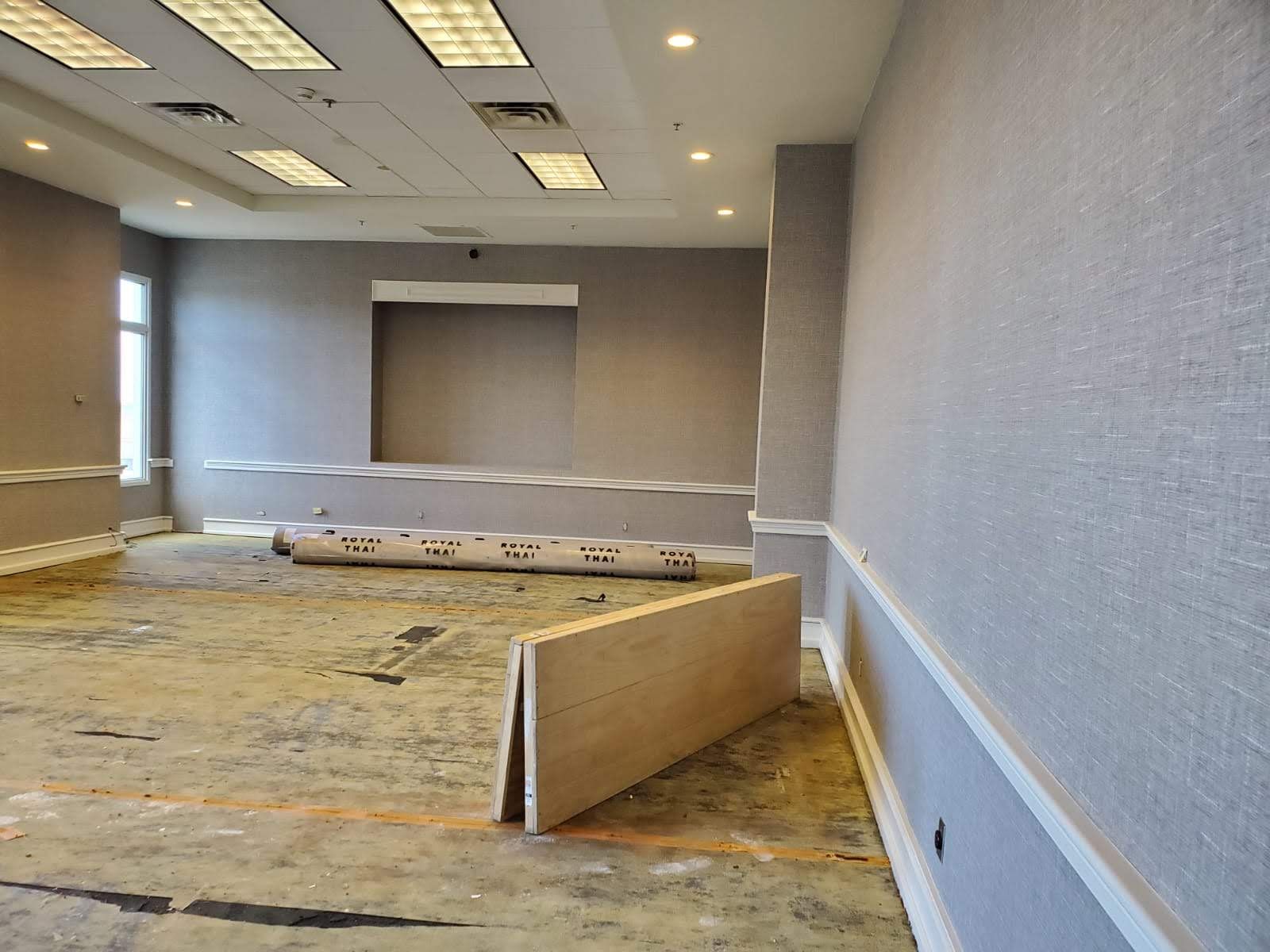 An empty room with a carpet on the floor