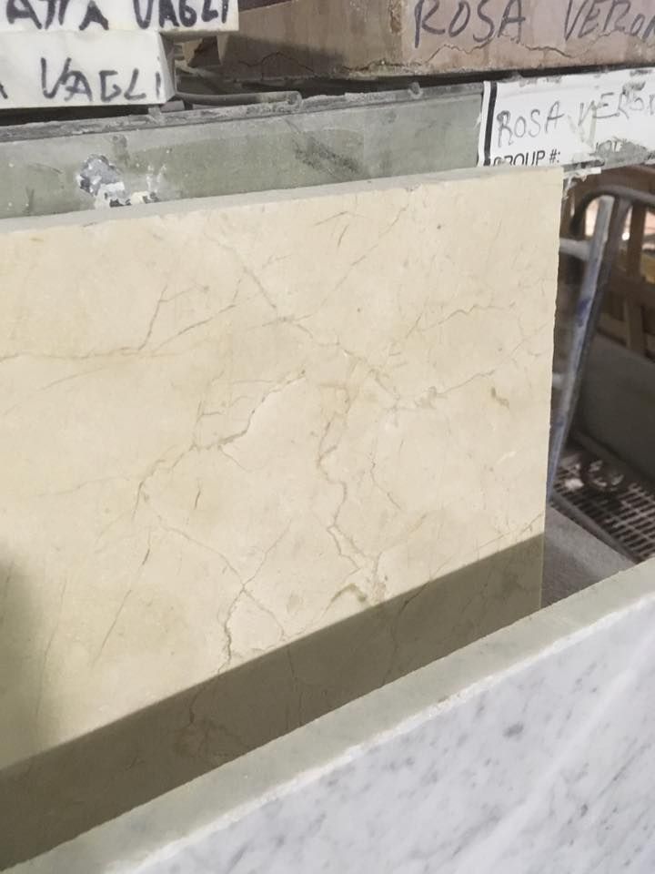A marble counter top with a sign that says rosa verde