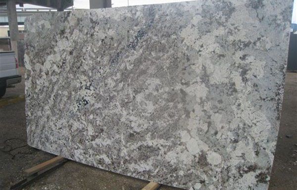 A large slab of granite is sitting on top of a wooden pallet.