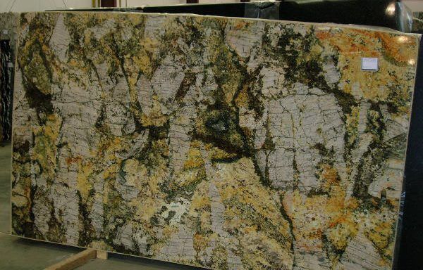A large slab of granite is sitting on top of a wooden pallet.
