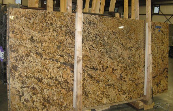 A large slab of granite is sitting on top of a wooden pallet.