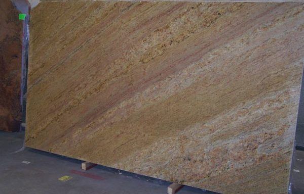 A large slab of granite is sitting on top of a wooden pallet.